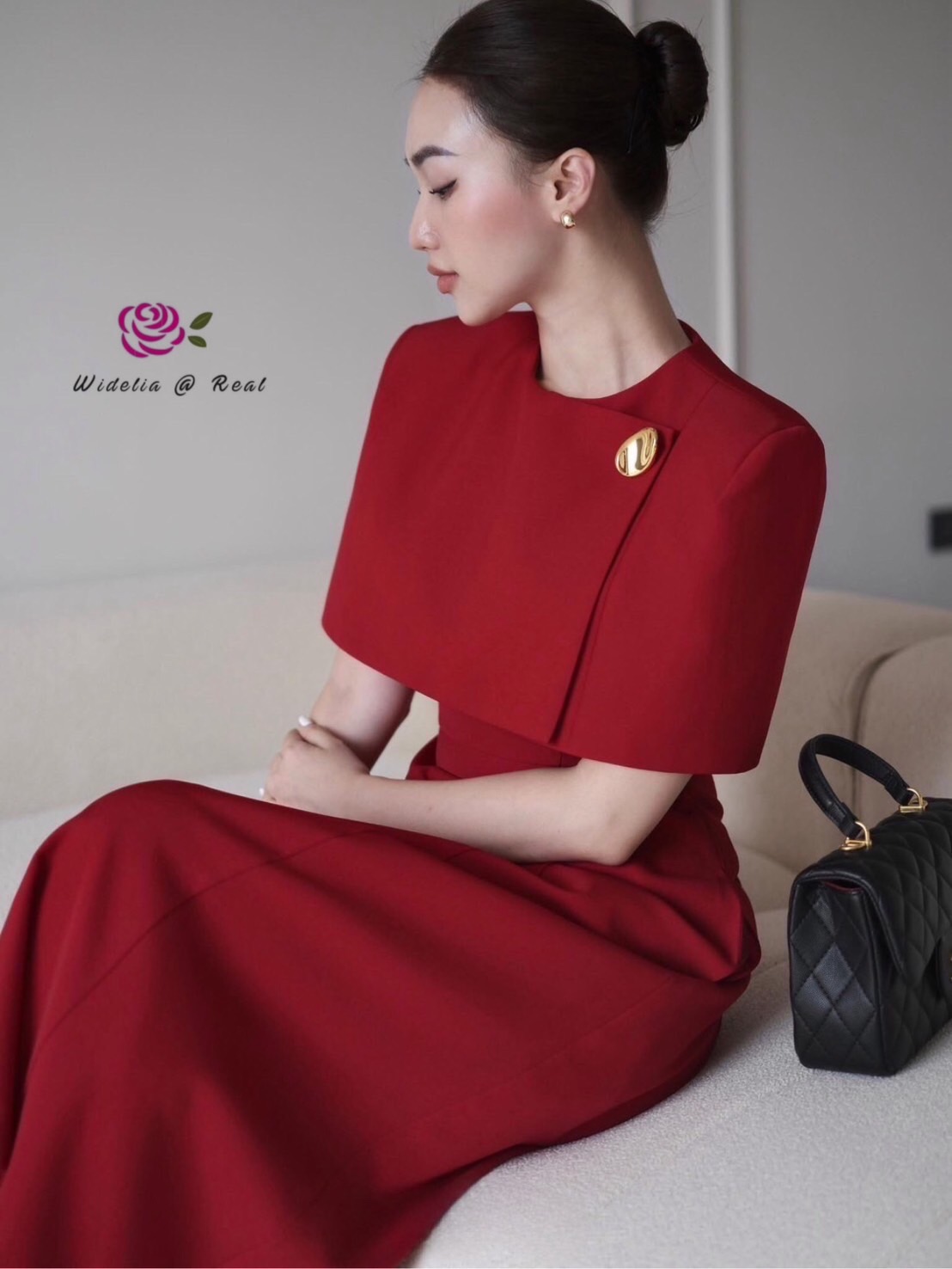 Dress เดรสตัวยาวช่วงบนทรงผ้าคลุม ไหล่เสริมฟองน้ำ อกเสริมฟองน้ำ อกแต่งกระดุมทอง ซิปหลัง งานเนื้อผ้าอย่างดีมีน้ำหนัก ผ้าไม่บาง ผ้าเรียบสีพื้น งานคัตติ้งเนี๊ยบมากๆ ทรงสวย งานเป๊ะ รับรองใส่ออกมาไม่ผิดหวังการันตีให้เลย