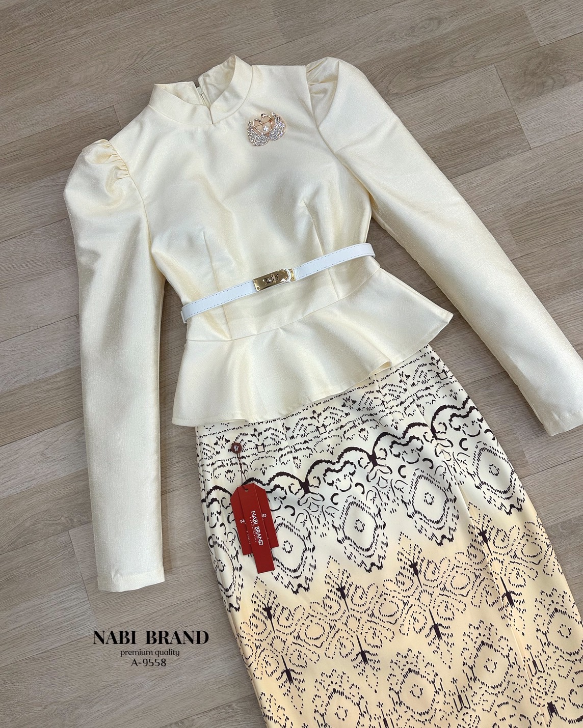 ชุดเซทชุดไทย คอลเลคชั่นใหม่ ที่คุ้มสุด ได้ถึง 4 ชิ้น 👇🏻👇🏻 💛เสื้อผ้าไหมแขนยาวสีครีม ทรงไหล่ตั้ง ปลายเสื้อแบบบาน ซิบหลัง มีซับในและฟองน้ำเสริม 💛กระโปรงพิมพ์ลายไล่เฉดสี ครีม-ชมพู ทรงสอบเข้ารูป แบบซิบหลัง มีซับใ