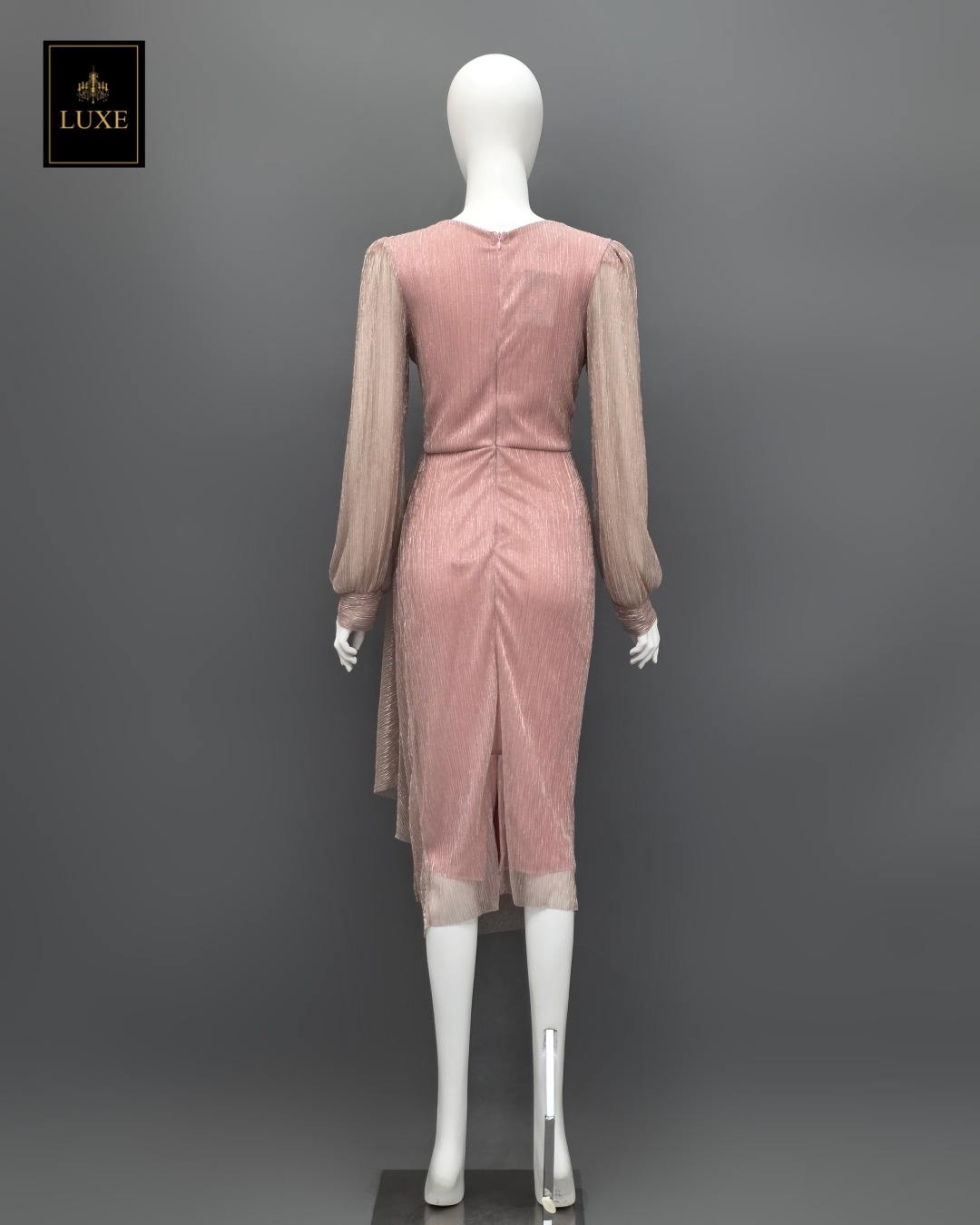 Label : LUXE เดรสเสื้อคอวีป้ายแขนยาว กระโปรงทรงสอบจับเดรปข้างลำตัว ตัวชุดทำจากผ้าราเม่อัดพลีทผสมดิ้นเมททัลลิค เล่นแสงสวย มีซิปซ่อนและซับในเต็มตัว ผ้ายืดหยุ่นใส่สบายค่ะ