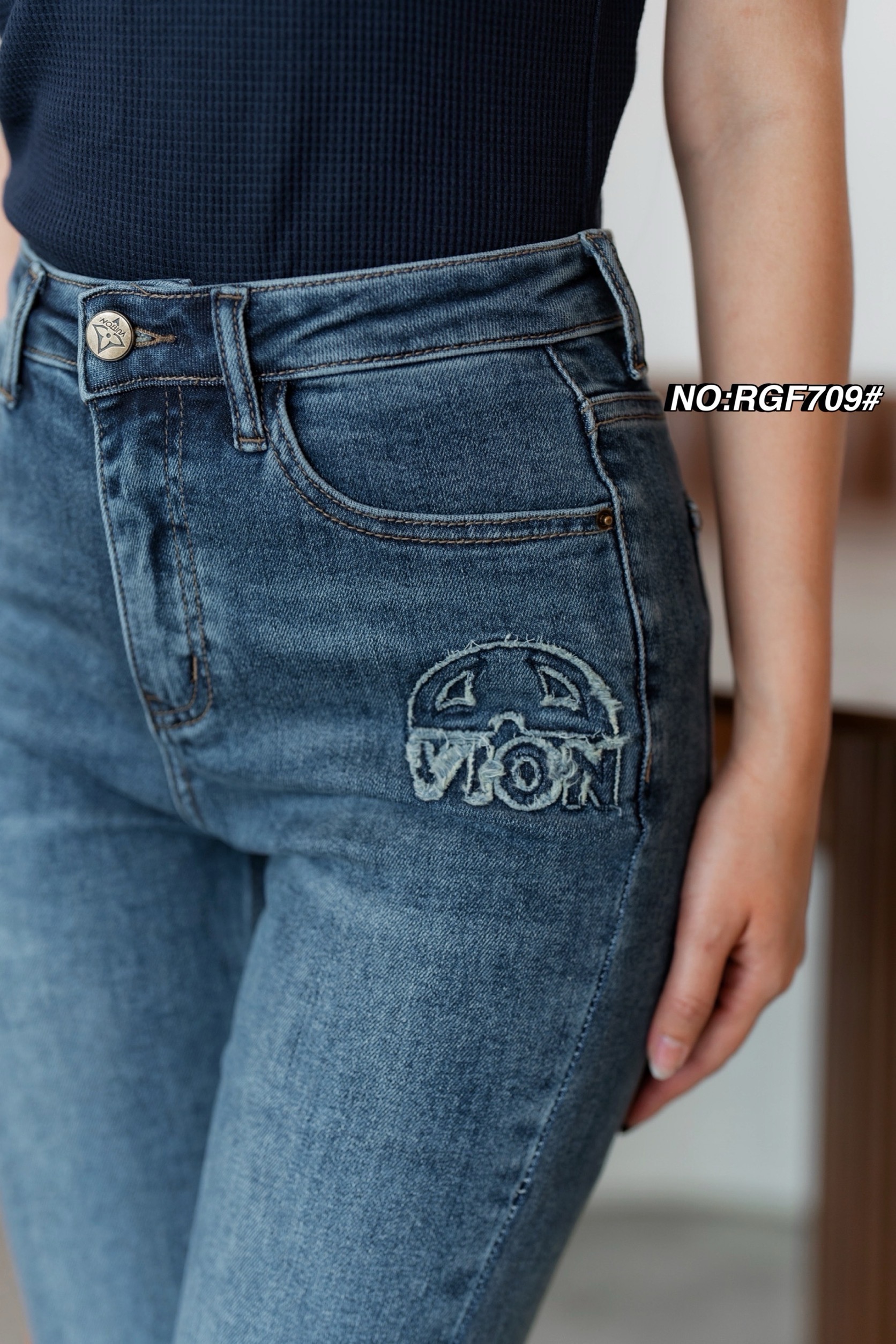 No. RGF709# 💋 กางเกงยีนส์ขา8ส่วน ทรงขาตรง เอวสูงงง ผ้ายีนส์ยืดเนื้อดีมาก นิ่มสุดๆ ฟอกสีสวย ดีเทลช่วงกระเป๋าหน้า หลังเก๋ๆ ใส่น่ารักจริงๆ ใส่ชิลล์ในวันสบายสบาย ผ้าไม่รัดอึดอัด ตัวนี้ใส่ได้ตลอด