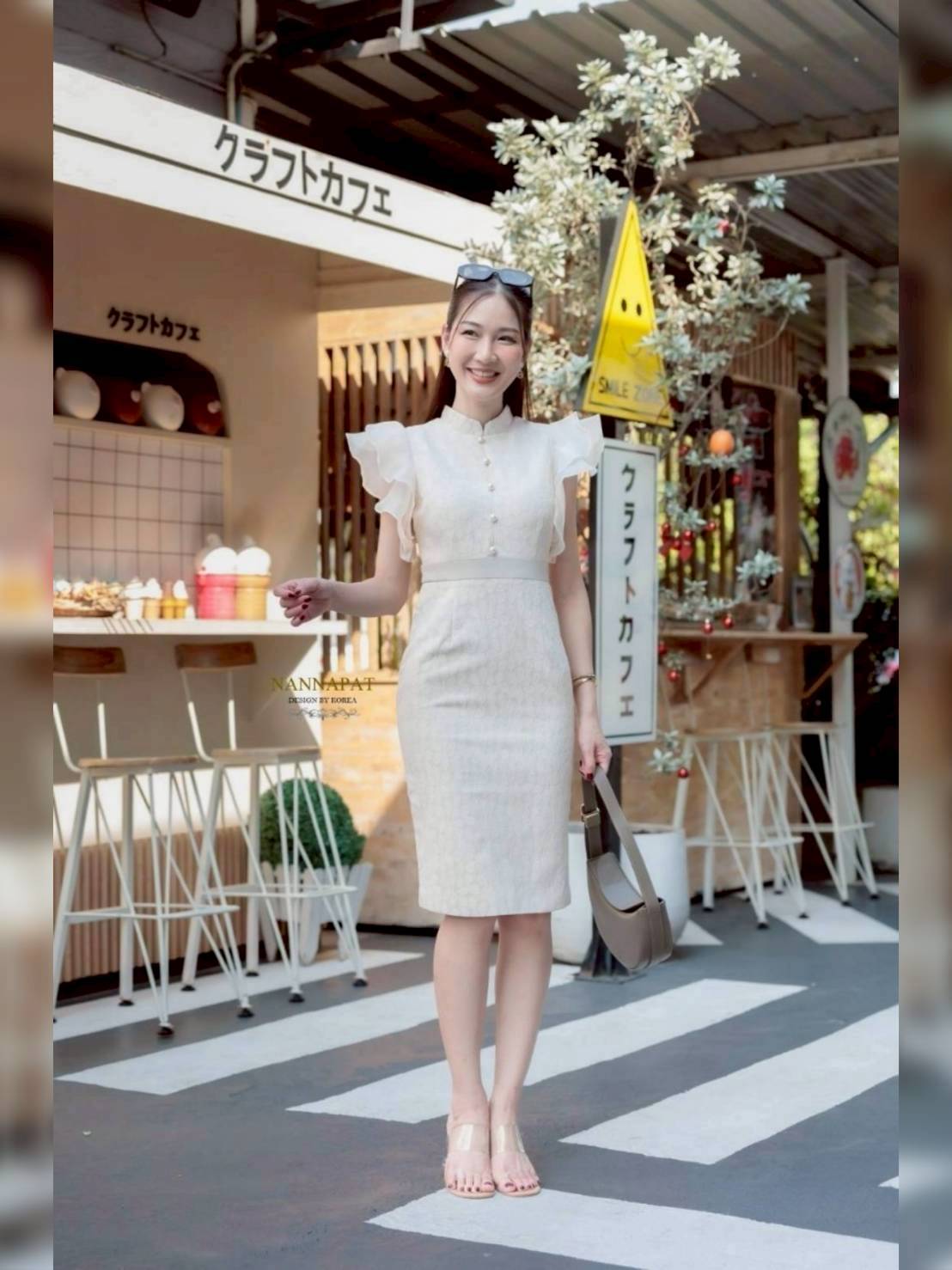 เดรสรุ่นฮอตตลอดกาล ใส่แล้วสวยหรูดูดีแน่นอนค่าา งานผ้าลูกไม้อัดกาวอย่างดี เข้ารูปเก็บทรงสวย มีฟองน้ำอกด้วยนะคะ ชอบความแขนระบาย ดูอลังมาก