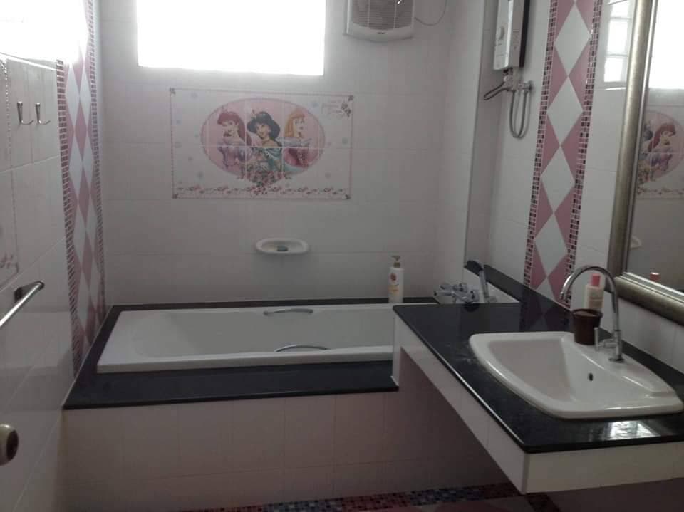 ขายบ้านสองชั้นครึ่งราคาถูกพร้อมอยู่ทำเลทองติดถนนใหญ่พร้อมทำธุรกิจติดธนาคารออมสิน เนื้อที่ 96 ตรว.3ห้องนอน4ห้องนํ้า อ.หนองกี่ จ.บุรีรัมย์