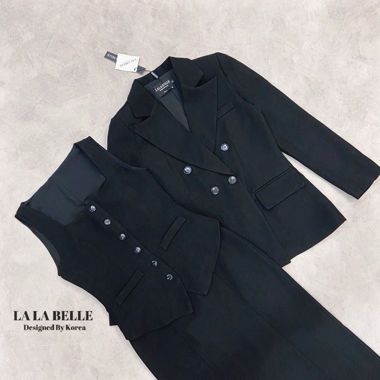 เซต3ชิ้นผ้าสูทอัดกาวอย่างดีผ้ามีน้ำหนักสุดๆเสื้อคอเหลี่ยมกระดุมหน้าเอวเข้ารูปชายเสื้อบานออกเล็กๆใส่กับกระโปรงทรงสอบเอวสูงตะเข็บหน้าผ้าหลังมาพร้อมเสื้อสูทคอกปกกระดุมหน้าแขนยาวบ่าเสริมฟองน้ำมีซับในอัดกาวอย่างดี