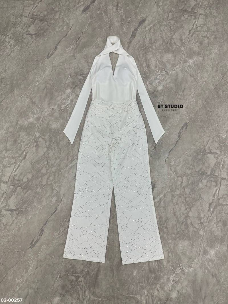 TAG : BT studio DETAIL : ชุดเซท 2 ชิ้น เสื้อแขนกุดไขว้รอบคอพาดไปด้านหลังเว้าหลังโชว์แผ่นหลัง อกเสริมฟองน้ำ แมทซ์กับกางเกงขายาวเนื้อผ้าแต่งลายสีเงินในตัว