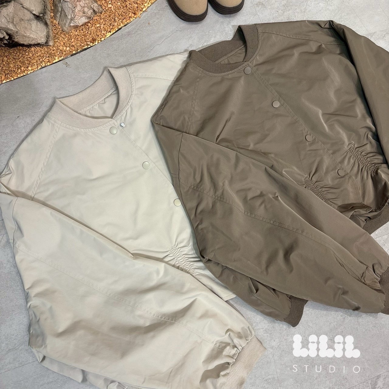 แจ็คเก็ตครอปทรงบอมเบอร์ ดีไซน์มินิมอล เนื้อผ้าพรีเมียมนุ่มเบา จะเท่ก็ได้ หวานก็ดีค่ะ