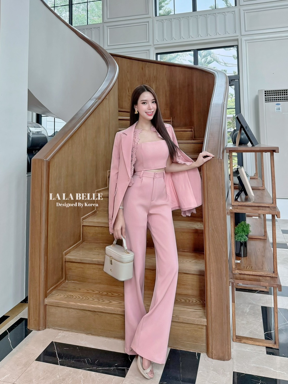 เซต3ชิ้นผ้าสูทอัดกาวอย่างดีผ้าดีทรงสวยเสื้อครอปสายเดี่ยวเสริมฟองน้ำปรับสายได้ใส่คู่กางเกงขายาวเอวสูงมีกระเป๋ากางเกง2ข้างมีซับในอัดกาวอย่างดีมาพร้อมเสื้อสูทคอปกแขนยาวผ่าแขนแต่งลูกไม้ช่วงขอบคอและขอบแขนมีซับในอัดกาวอย่างดีงานคุณภาพ