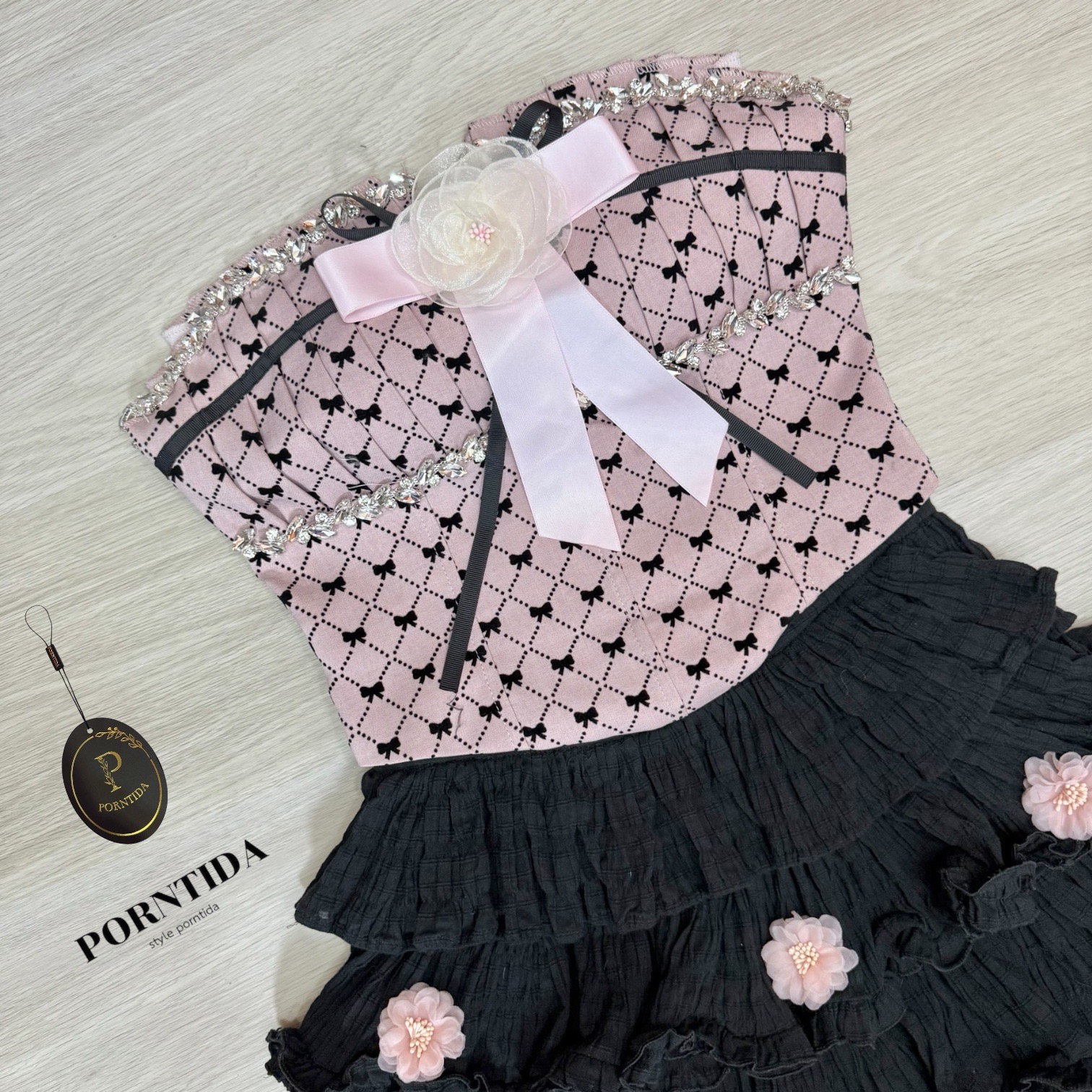ชุดเซต2 ชิ้น เสื้อเกาะอก+กระโปรง มีซับในกางเกง ตัวเสื้อแต่งอะไหล่เพชรด้านหน้าตัวโบว์สีชมพูติดด้านหน้าเป็นเข็มกัดถอดแยกชิ้นได้และอะไหล่กระโปรงดอกไม้เป็นเข็มขัดถอดแยกชิ้นได้ตัวเสื้อหน้าอกเสริมฟองน้ำมีกันลื่นรอบตัวรุ่นนี้ผ้าดีมากค่ะ