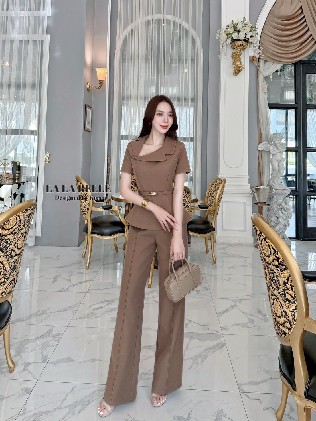 เซต3ชิ้นเสื้อผ้าสูทคอปกสูทเฉียงแขนสั้นเข้ารูปเข้าเอวชายทรงบานออกมาพร้อมกางเกงขายาวทรงกระบอกกลางตีเกล็ดหน้ายาวทำให้ดูผอมมีกระเป๋ากางเกงใส่เข้าชุดกับเข็มขัดสีเดียวกับชุดทั้งชุดเป็นผ้าสูทอัดกาวผ้ามีน้ำหนักงานคุณภาพเกรดพรีเมี่ยม1:1 คัทติ้ง และ แพทเทริน์เป๊ะ