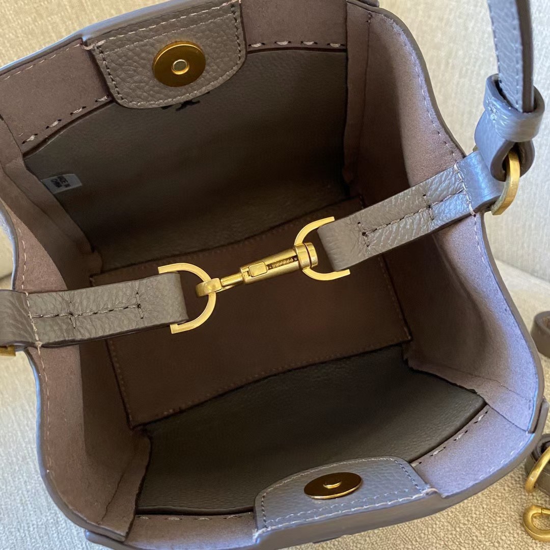 กระเป๋าสะพายไฮโซแบรนด์เนมโทรี่เบิร์ชสีเทาหนังแท้ TORY BURCH MCGRAW MINI BUCKET BAG