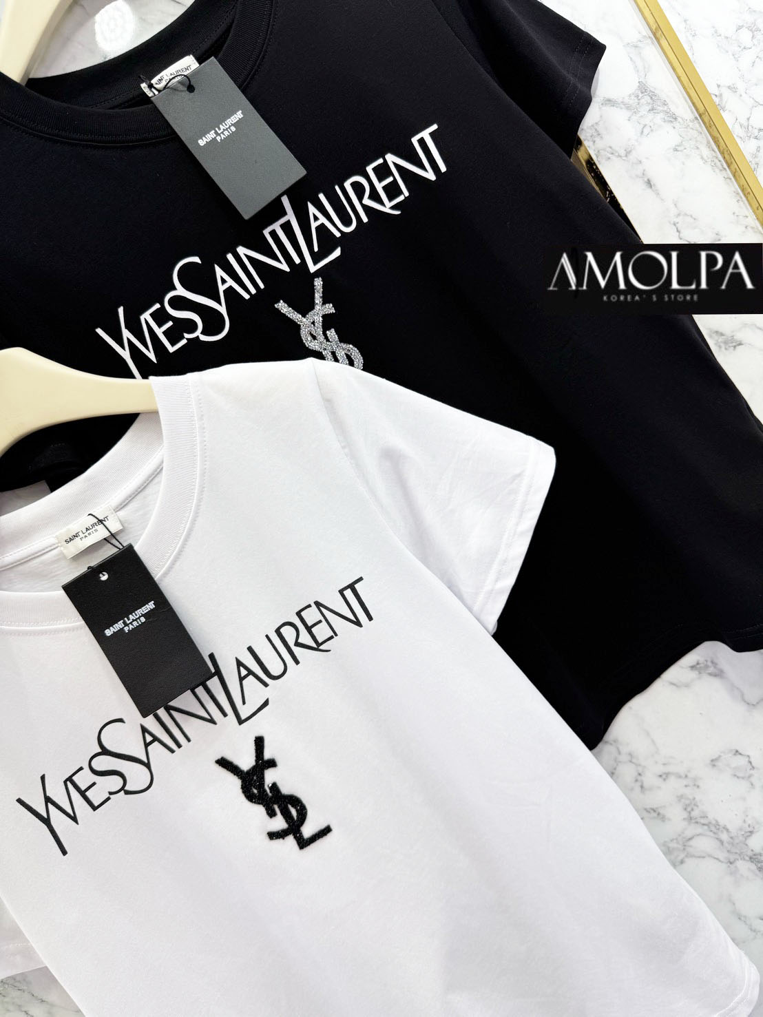 เสื้อยืด YSL ผ้าหนานุ่ม YSL ปัก สวยเด่น ลายใหม่ชนช๊อปป สวยม๊ากกกกก เนื้อผ้าดีมากๆค่ะ ผ้าเย็นๆ ใส่สบายสุดๆ แมทซ์กับอะไรก็สวย เข้ากันได้ดี #AMOLPA BRAND CODE – 6297