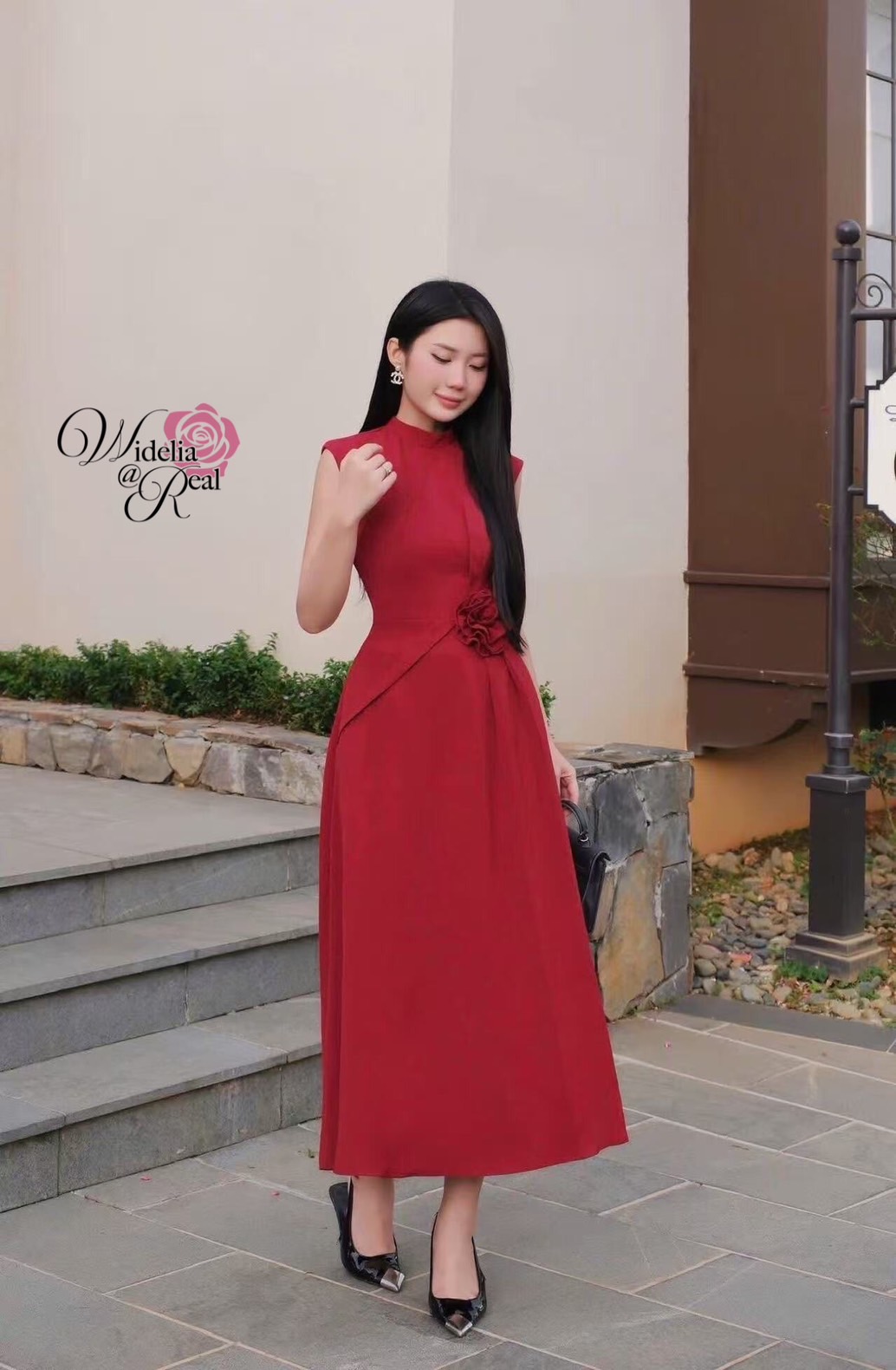 Dress เดรสตัวยาว แขนกุด เอวเย็บดอกไม้ เนื้อผ้าเรียบ สีพื้น ผ้ามีน้ำหนักทิ้งตัว ไม่บาง ซิปหลัง ด้านหน้าเย็บแต่งจีบ มีกระเป๋าล้้วงด้านข้าง2ข้าง งานคัตติ้งเนี๊ยบ ทรงสวยเป๊ะมาก รับรองใส่ออกมาไม่ผิดหวังการันตีให้เลย บอกเลยห้ามพลาดเด็ดขาด งานดีงานสวยแน่นอน