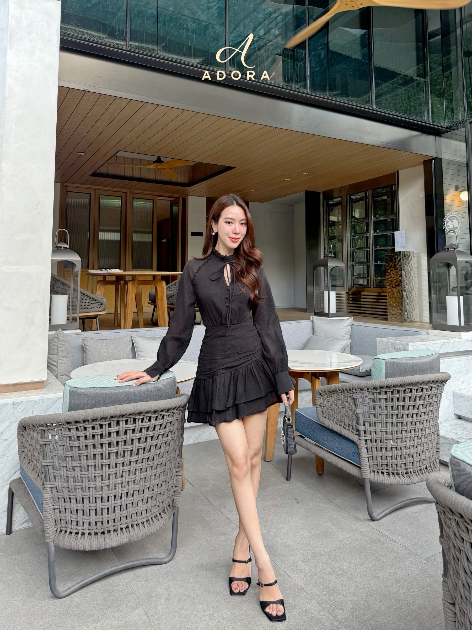 มินิเดรส ดีไซน์น่ารักๆ ตัวนี้ตอบโจทย์เลยค่ะ มินิเดรสแขนยาว ดีไซน์คอปีน แต่งกระดุมหน้า ช่วงคอเสื้อ ผูกโบว์ ตัวเดรสใช้ผ้าเกรดพรีเมี่ยม