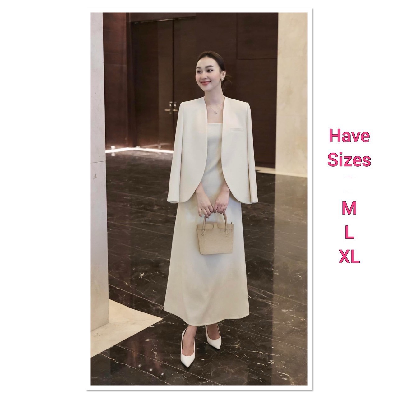 เซต2ชิ้น สีครีม เสื้อคลุมสูทแขนยาว ดีเทลแต่งกุ้นขอบกระเป๋า มาคู่กับเดรสสายเดียวยาว ( อกเสริมฟองน้ำ) ซิปหลัง ซัปในทั้งตัว ดีไซน์สวย คุ้มสุดๆ มาพร้อมกับกระโปรงยาวทรงสอบ และดีเทลผ่าหลังดีไซน์สวย