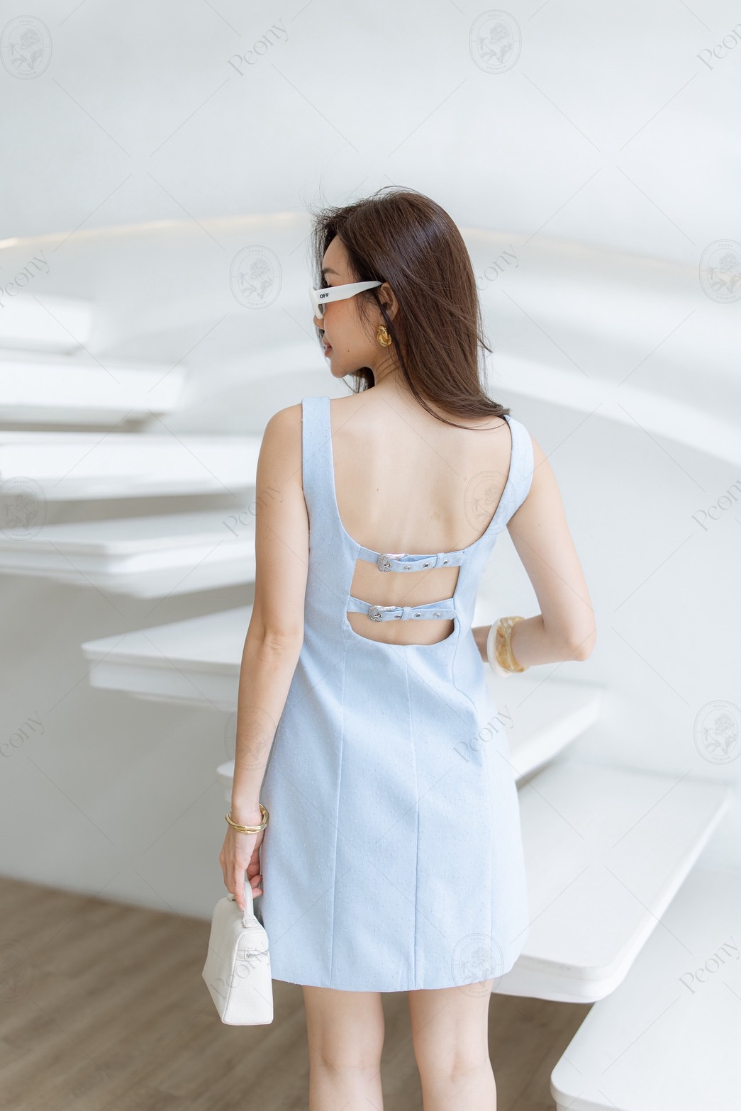 เดรสผ้าพื้นเนื้อกึ่งเดนิม เนื้อผ้าสะกิดลุ่ยมีลายในตัว แขนกุดคอเหลี่ยม ดีเทลสายเข็มขัดหลัง มีซิปด้านข้างและซับในตัว คอมพลีทลุค น่ารัก ได้ทุกโอกาส #งานป้ายpeony #ชุดสวย #เดรสสั้น #เดรสสวย #เดรสทำงาน #แขนกุด #ชุดเรียบหรู #ผ้าพื้น #ชุดทำงาน #ชุดสายฝอ #peonyol