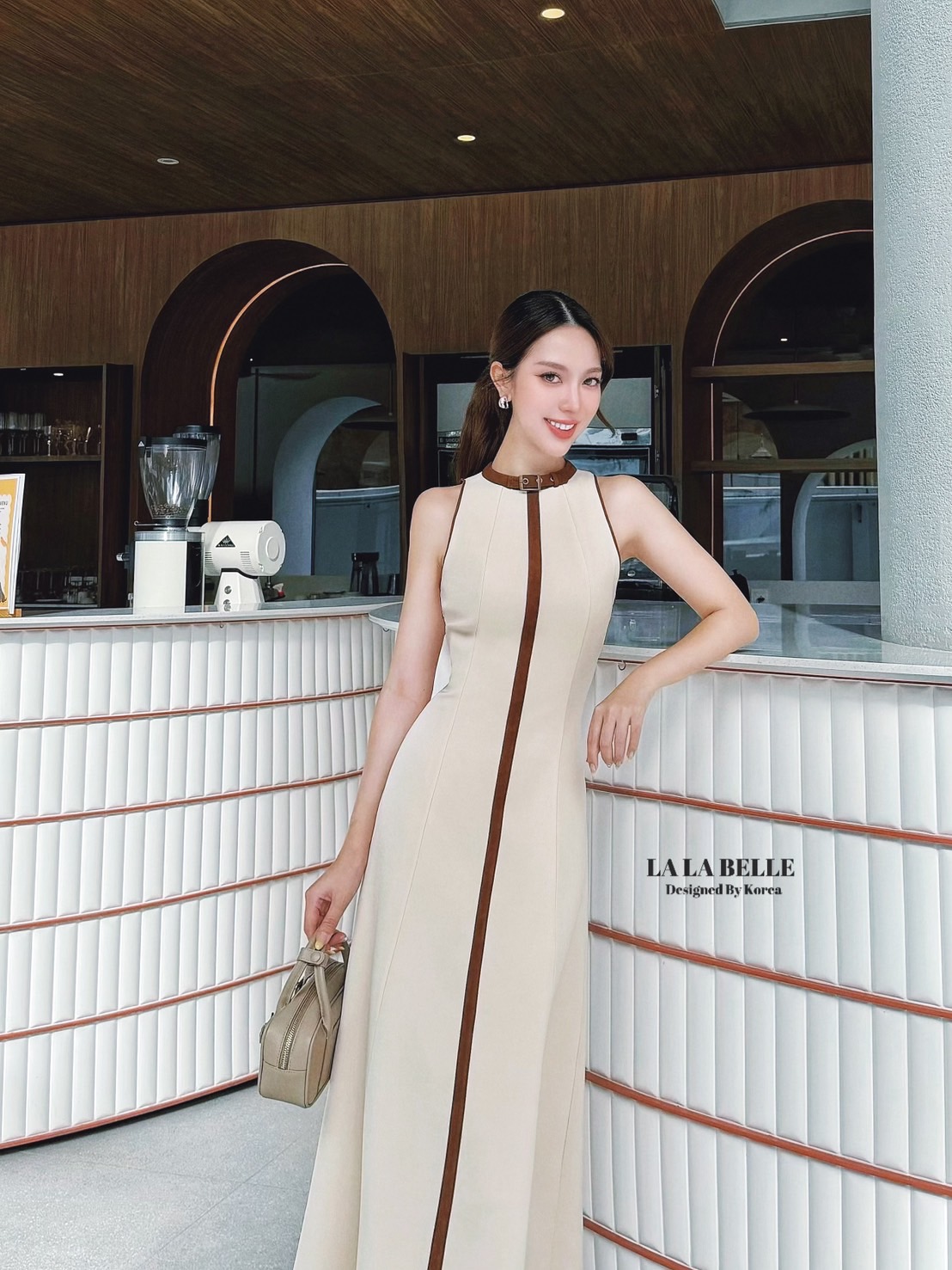 แม็กซี่เดรสผ้าสูทผ้าดีมีน้ำหนักมากทรงคอตั้งแชนกุดเข้ารูปเข้าทรงตีตะเข็บยาวทำให้เข้ารูปทำสีทูโทนครีมน้ำตาลมีดีเทลช่วงคอเป็นเข็มขัดและมีแถบสีน้ำตาลยาวผ้าดีมากมีซับในอัดกาวอย่างดี