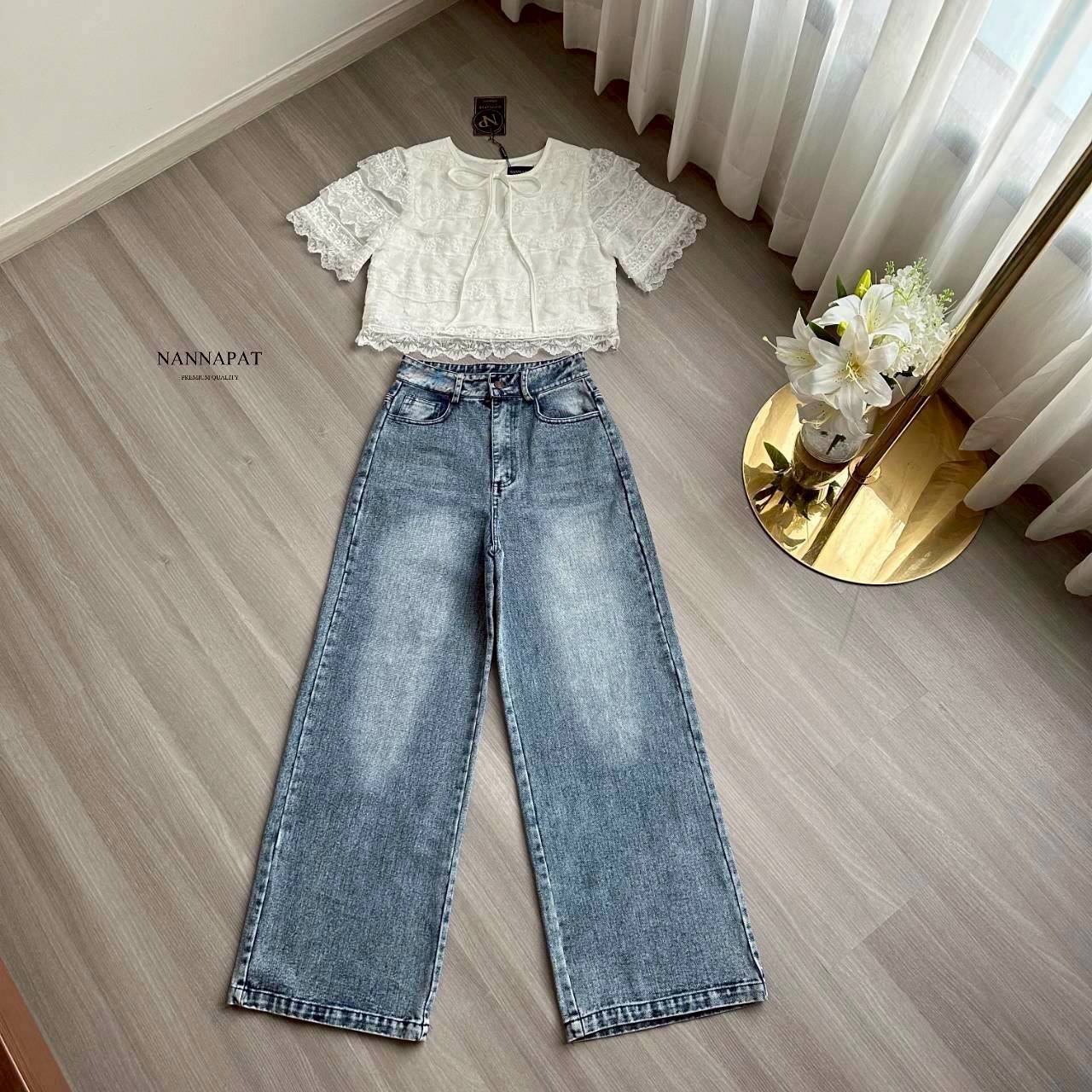 SET เสื้อน่ารัก ผ้าลูกไม้นุ่มๆดีไซน์เป็นชั้นๆ แต่งเชือกผูกโบว์ มาคู่กับกางเกงยีนส์แท้ฟอก ทรงสวยเป๊ะ แม็ชกันลงตัวเวอร์ๆเลยค่าา