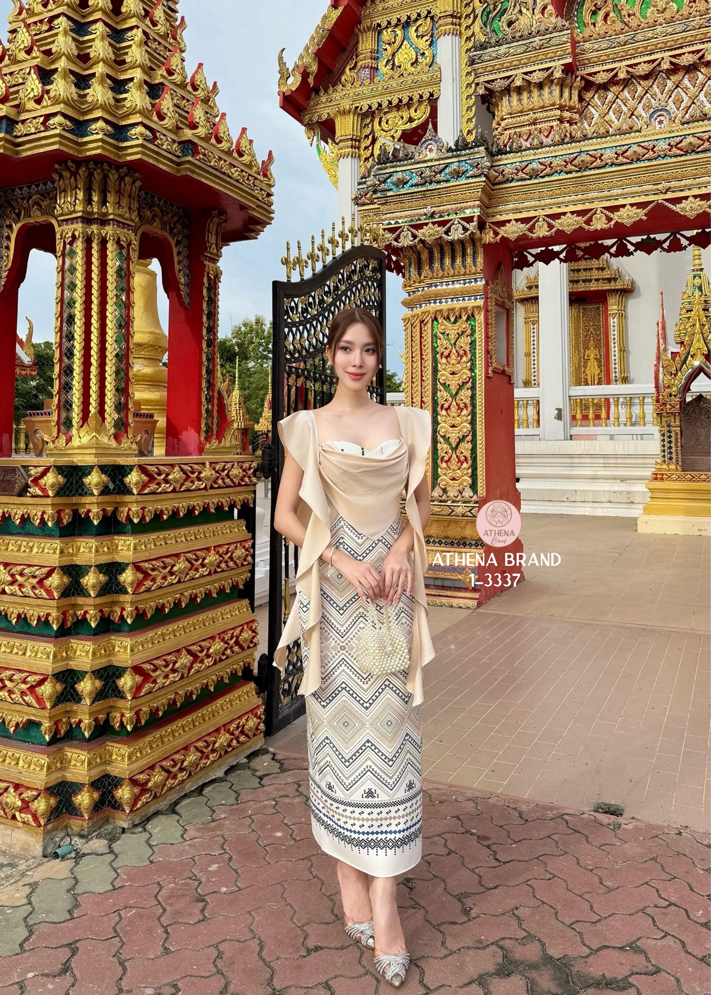 Maxi Dress พิมพ์ลายดีไซน์ตัดต่อผ้าแต่งระบาย หน้าอกเสริมฟองน้ำจัดทรงสวย ชายกระโปรงด้านหลังผ่า เนื้อผ้าดี๊ดีมีTexture งานมีซับใน สวมใส่แบบซิปด้านหลัง สอดแทรกดีเทลความสวยหวานและความเรียบหรูได้ลงตัวเป๊ะ งดงามอย่างกุลสตรีไทยค่า #Athenabrand #ป้ายAthena #เสื้อผ