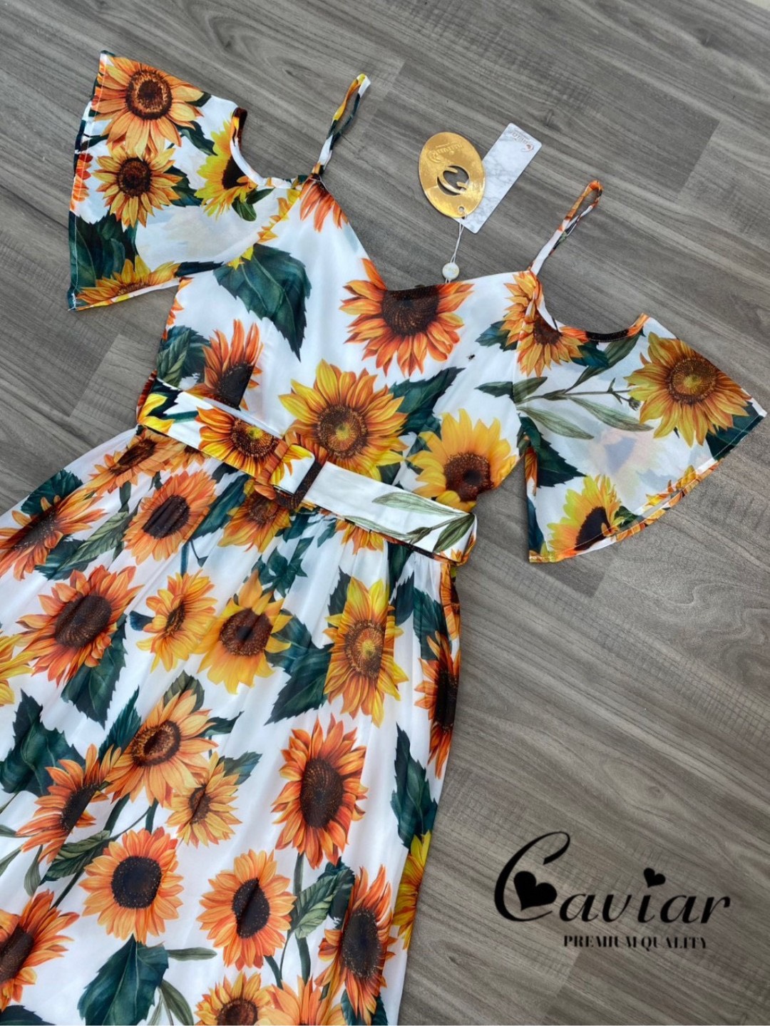Sun-flower maxxi dress สายคาเฟ่ต้องเข้าแล้วววว…ตัวนี้ถ่ายรูปสวยเวอร์ ขึ้นกล้องสุดๆ เพราะสีสันคือสดใสมากนะคะ ลายผ้าที่พิมพ์🌻🌻คือสวยชัดเป้ะ นุ้งเป็นเดรสยาวทรงสายเดี่ยว มีระบายคล้องแขน กระโปรงบานน่ารัก คัตติ้งเนี้ยบ ตัดเย็บด้วยผ้าชีฟองเนื้อทร