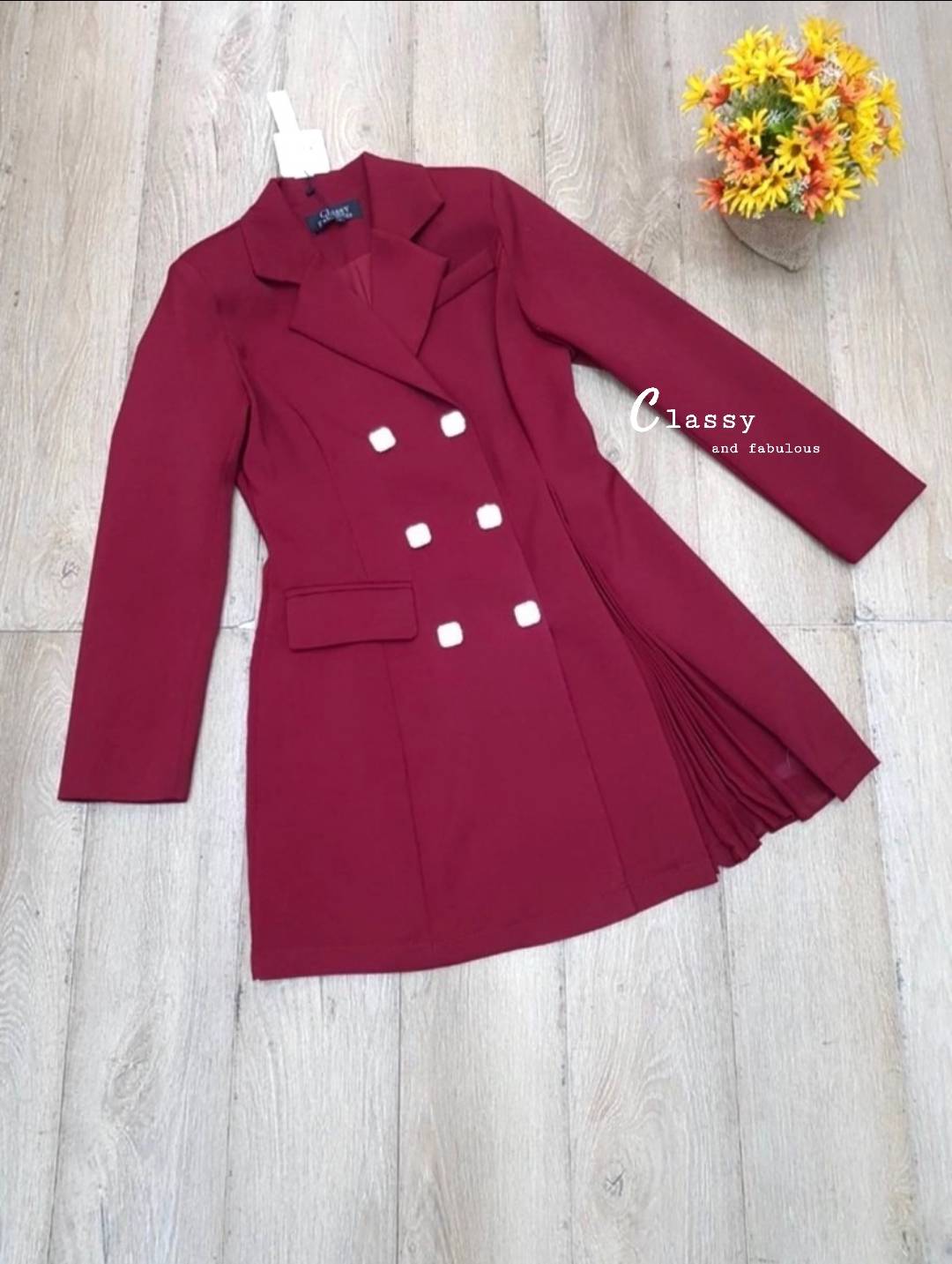 Dress สูท คอปกสูทแขนยาว บ่าเสริมฟองน้ำ ผ้าสูทอัดกาวอย่างดี กระดุมหน้าสวยๆ 6เม็ด และปลายกระโปรงด้านข้างอัดพลีท ผ้าดีมากมีน้ำหนัก มีซับในทั้งตัว งานหรูงานดูแพงเวอร์วัง สวยระดับ10 จัดเลยไม่ผิดหวัง ผ้าดี๊ดี