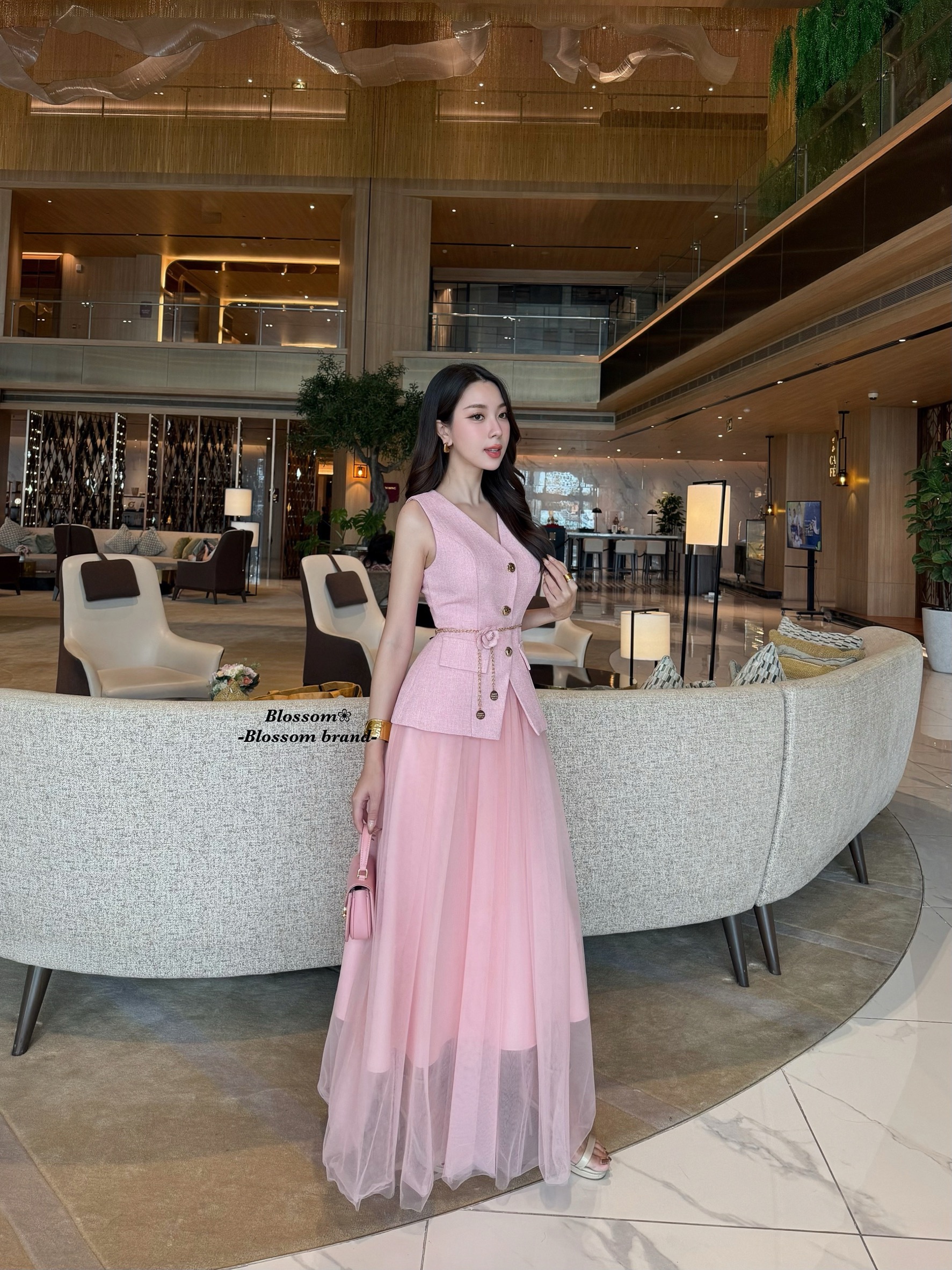 Setเสื้อแขนกุด แต่งกระดุมสีทองด้านหน้า เนื้อผ้าทวิตไม่หนามาก มีฟองน้ำในตัว แมทช์กับกระโปรงยาวพองสวย มีเข็มขัดโซ่ดอกไม้แถมให้ด้วยนะคะ เนื้อผ้า แพทเทรินสวยสุดๆ ใส่แล้วเป๊ะมาก ใส่ได้ทุกโอกาศ เรียบหรูแต่ดูแพงมากคะ