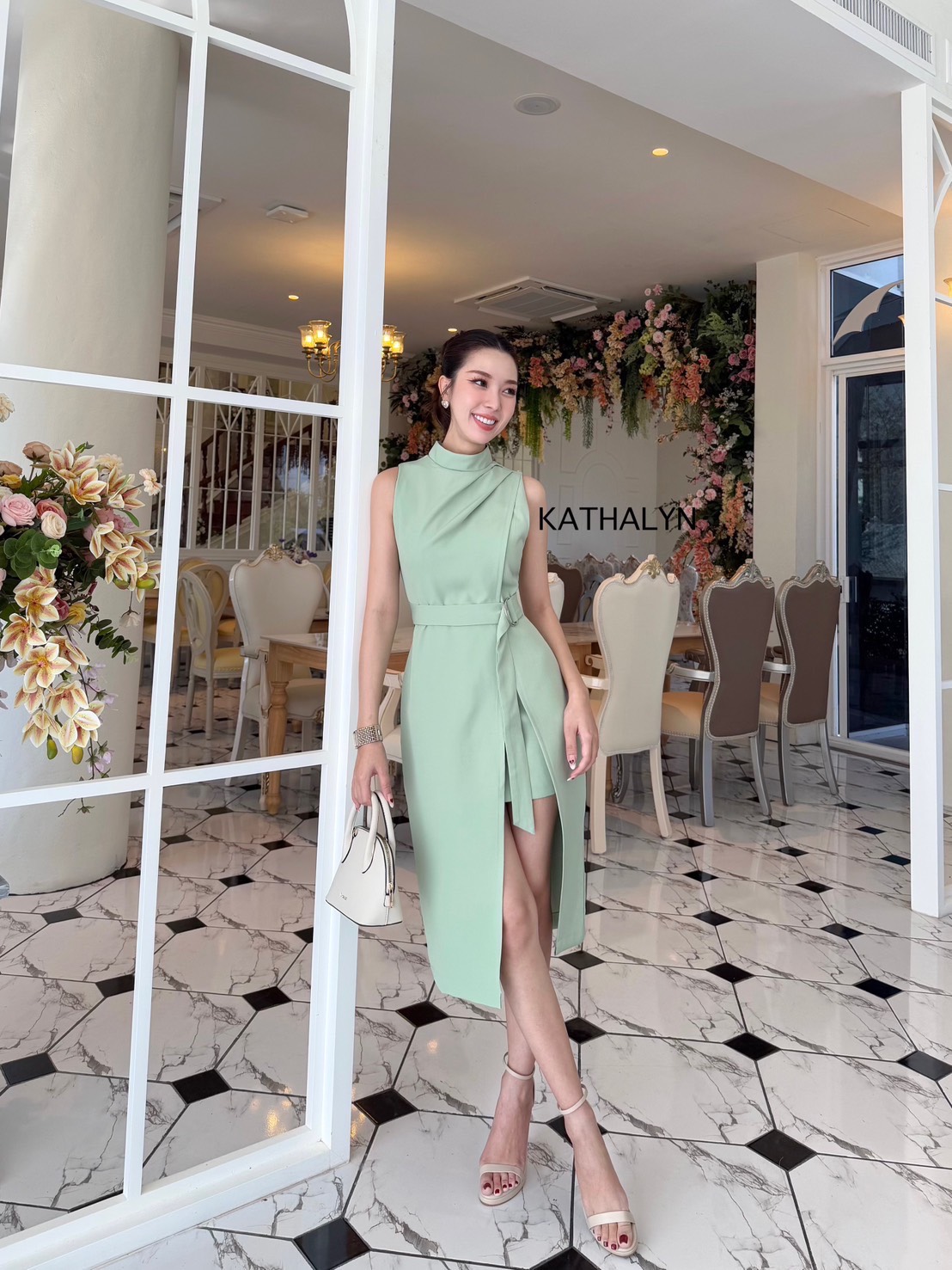 Tag : KATHALYN Detail : เดรสกระโปรงแขนกุด คอเต่า ทรงพอดีตัวใส่กำลังสวย สีสวยขับผิว ผ้าเนื้อดีมีน้ำหนักตรงช่วงหัวไหล่ด้านซ้ายจับจีบผ้าเล็กน้อย ตัวเดรสตัดต่อผ้าสองชั้นด้านในสั้น ข้างนอกยาว ผ่าข้างสูงเห็นกระโปรงด้านใน ที่เอวแต่งเข็มขัดสามารถรัดให้กระชับเอวตา