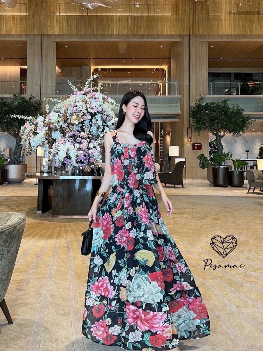 เดรสตัวยาวพื้นดำลายดอกหลากสี ใส่พริ้วๆ สวยมากกกก ใส่ฟินนาเล่มากๆค่าชุดนี้ ไม่มีผิดหวังแน่นอน ใส่vacayถ่ายรูปกับแก๊งค์เพื่อนๆไม่มีผิดหวังเลยค่า ห้ามพลาดเลยน้าตัวนี้