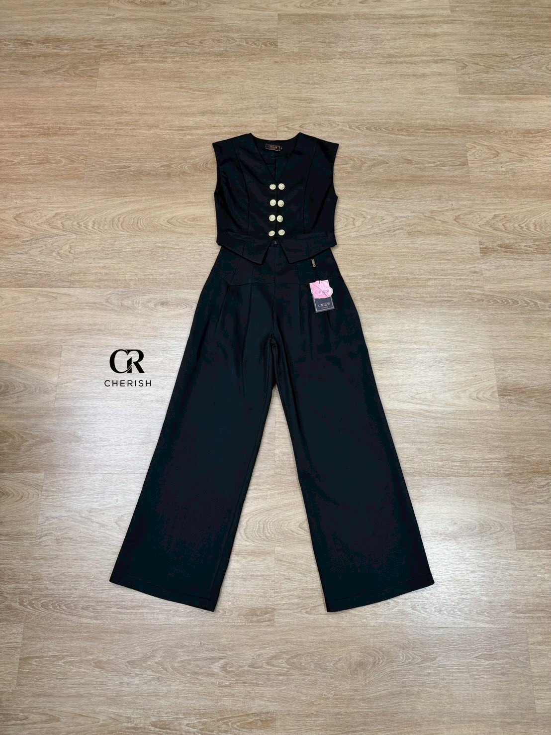 ชุดเซ็ท เสื้อ+กางเกง ตัวเสื้อคอวี แต่งกระดุมสีทองทำให้ดูเก๋มากยิ่งขึ้น มาพร้อมตัวกางเกงเอวสูงขากระบอกใหญ่ใส่สบาย มีกระเป๋า 2 ข้างใช้งานได้จริง ชุดสวยโดดเด่นแบบใหม่ ต้องมีนะคร่า