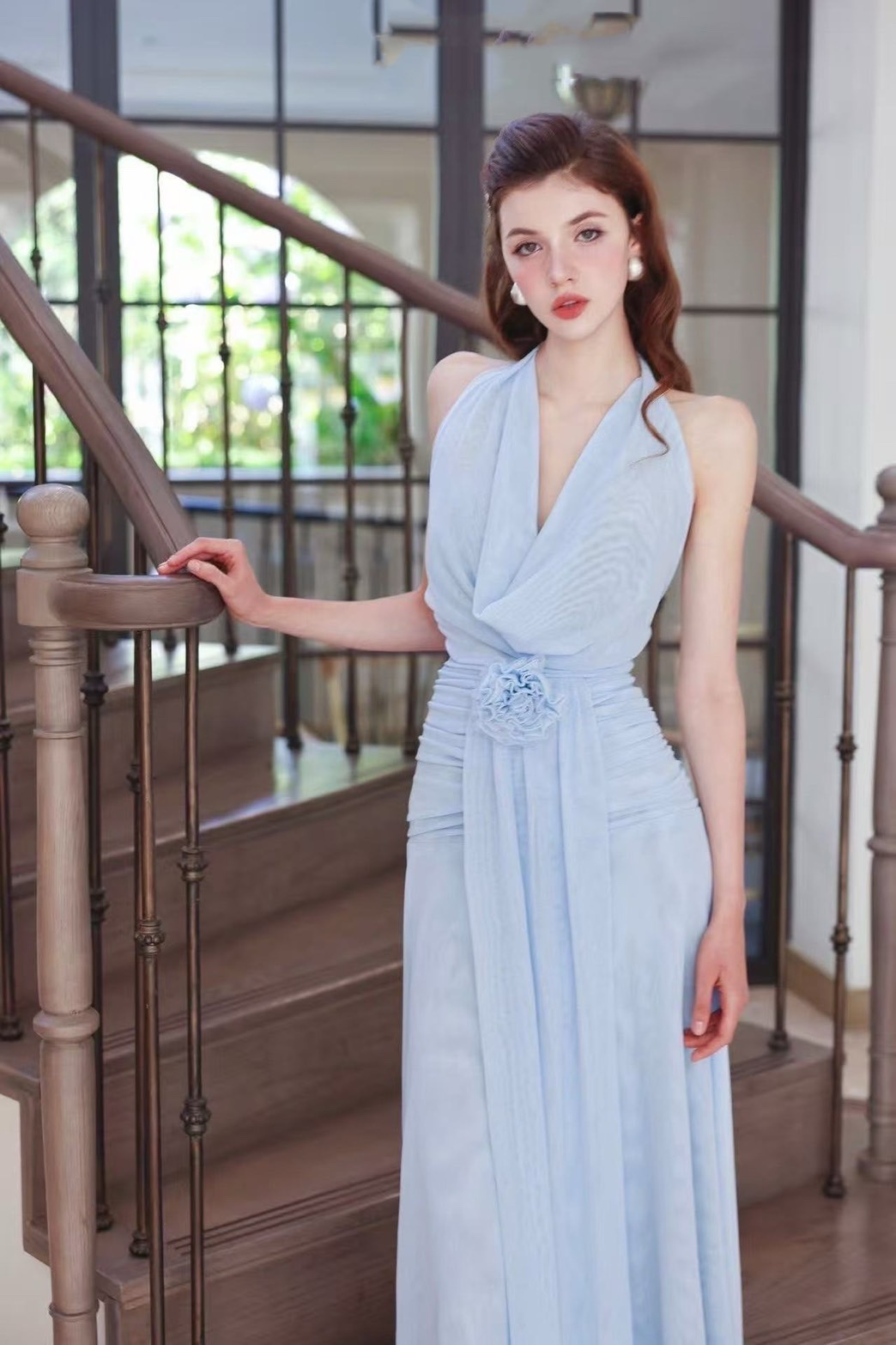 งานป้าย : Aileen Brand จัดจำหน่ายโดย : Aileen 👗 เดรสซีฟองคล้องคอ ดีเทลช่วงคอถ่วง แต่งจับจีบช่วงเอว ปล่อยชายผ้าตรงกลางยาวพริ้ว ตัวกระโปรงบานออก มีชับใน ซิปหลังอย่างดี มาพร้อมเข้มกลัดดอกไม้สีเดียวกับชุด อลังสุดๆ ใส่ออกมาดูสวย หรู สุดๆค่ะ
