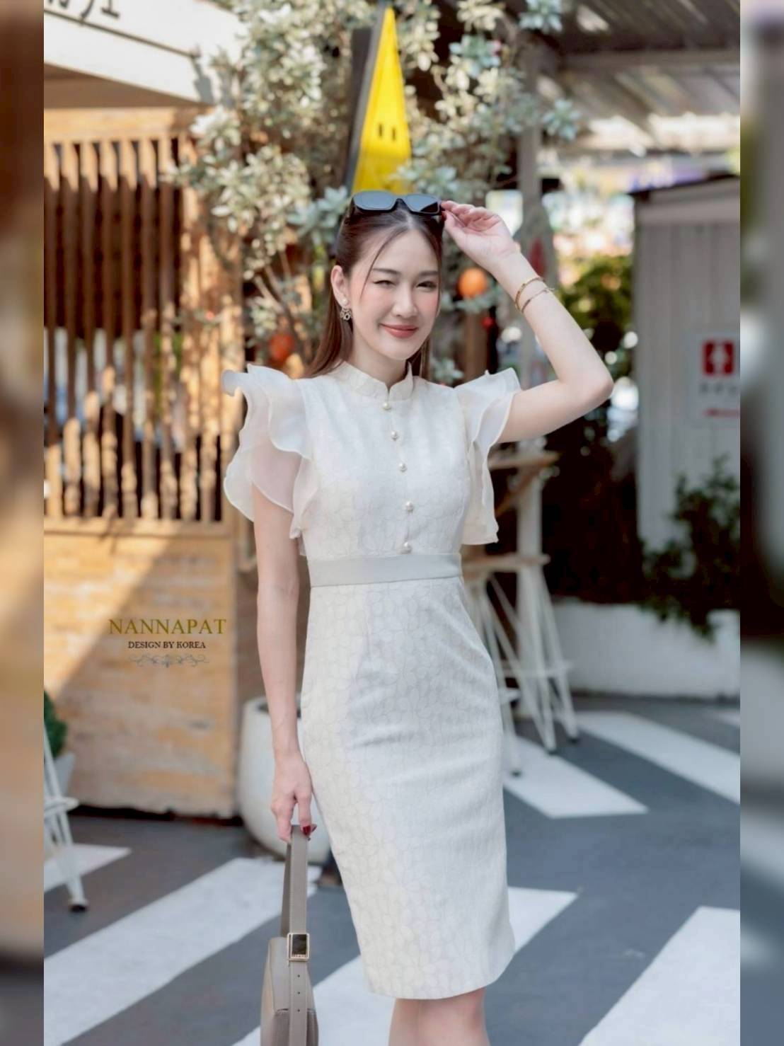 เดรสรุ่นฮอตตลอดกาล ใส่แล้วสวยหรูดูดีแน่นอนค่าา งานผ้าลูกไม้อัดกาวอย่างดี เข้ารูปเก็บทรงสวย มีฟองน้ำอกด้วยนะคะ ชอบความแขนระบาย ดูอลังมาก