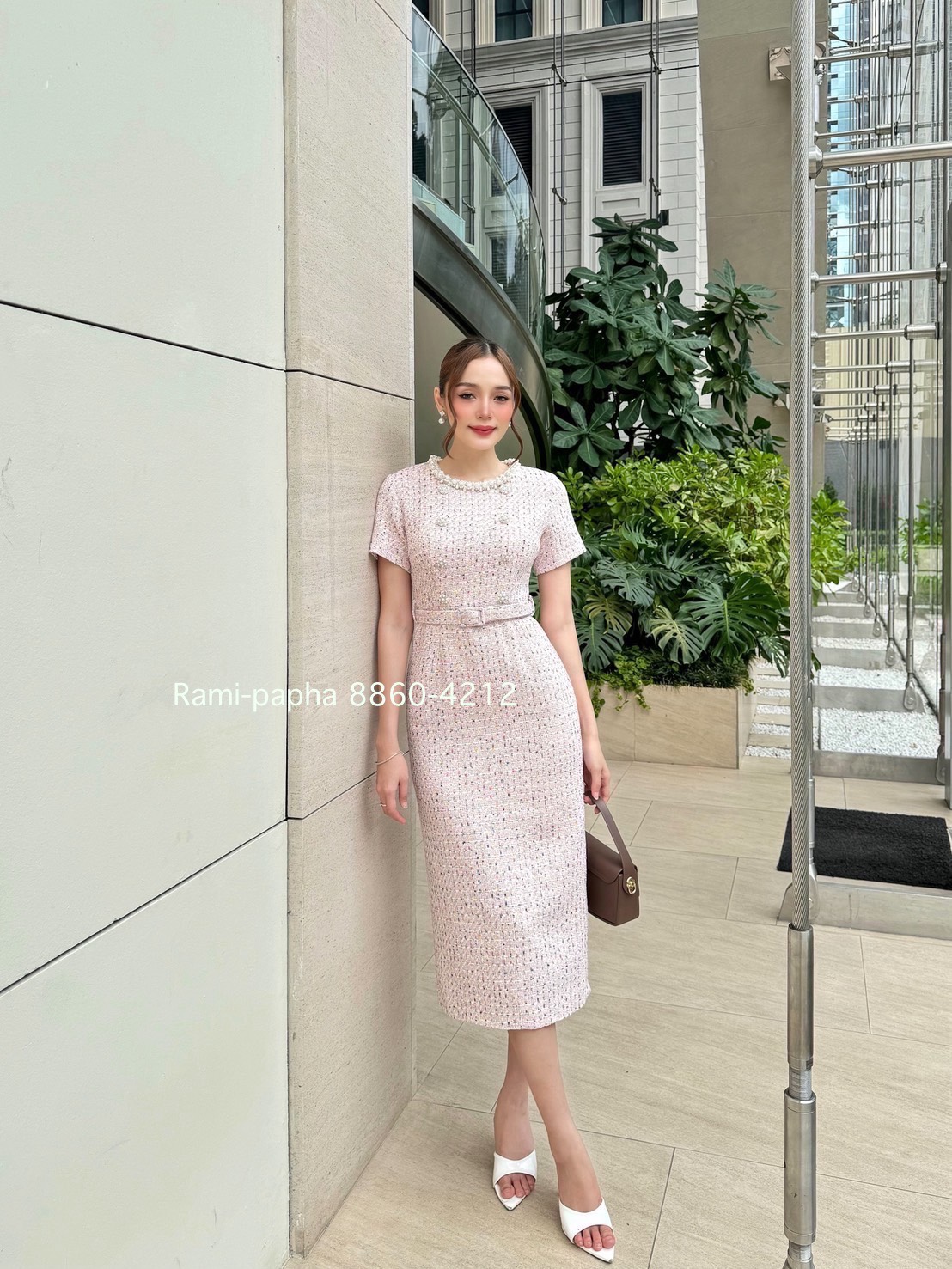 Label :: RAMI-PAPHA(รมิปภา) เดรสตัวยาว เนื้อผ้าทวีตโทนสีชมพู ทอผสมเส้นด้ายหลายแบบหลายสีสวยหรู ดีเทลคอแต่งอะไหล่มุกแซมเพรส สวยหรูโดดเด่น ด้านหน้าแต่งกระดุมสีเงินมุกล้อมเพ็ชร อกมีฟองน้ำจัดให้ทรงสวย ซับในอย่างดีทั้งตัว ชายกระโปรงด้านหลังผ่าขึ้น ซิปหลัง **เนื