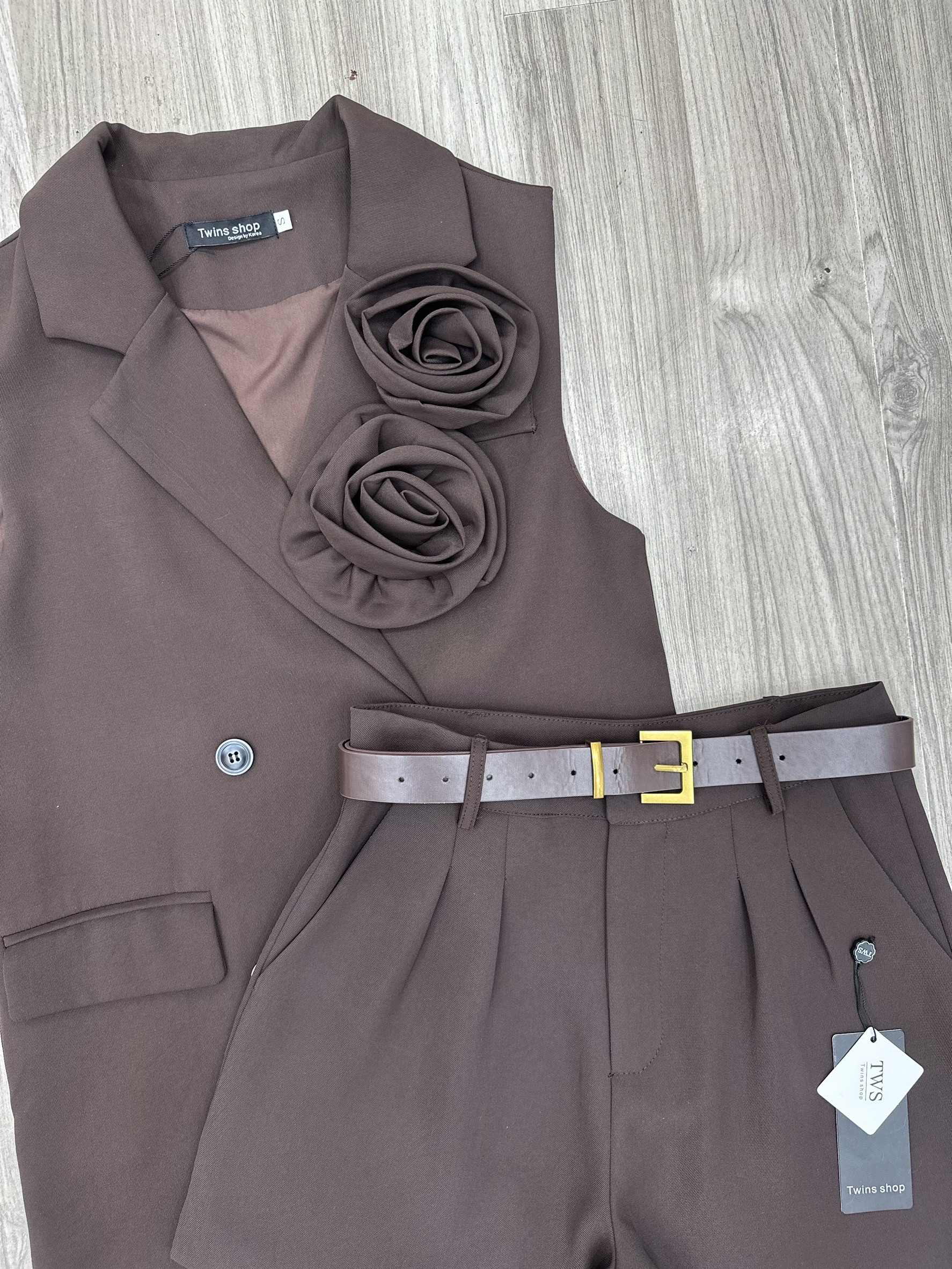 Set3ชิ้นเสื้อเบเซอร์+กางเกง+เข็มขัด เสื้อเบเซอร์แขนกุดคอวีสีน้ำตาลกระดุมด้านหน้าใช้งานได้จริงมาคู่กับกางเกงทรงเอวสูง+เข็มขัด ดอกกุหลาบสองดอกเป็นเข็มกลัดสามมารถถอดออกได้