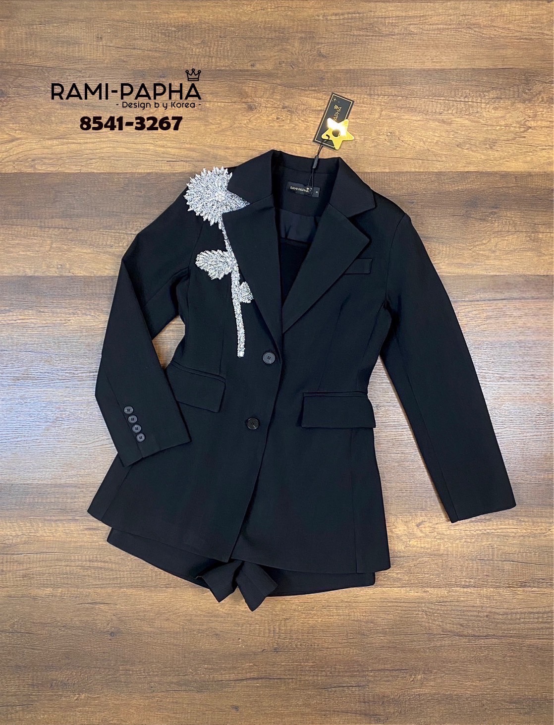Label :: RAMI-PAPHA(รมิปภา) Detail :: สูท+เสื้อ+ขาสั้น เซต3ชิ้นสีดำคลาสสิก แมทง่ายทุกโอกาส เสื้อสูทดีเทลสวยเก๋ได้ลุ๊คหรูหรา ผู้ดีฝุดๆ แต่งอะไหล่ด้านหน้า**วัสดุอย่างดีเกรดPremium** กระดุมหน้าใช้งานได้จริง ไหล่เสริมฟองน้ำให้ดูสง่า กระเป๋าใช้งานได้จริง ซับใน