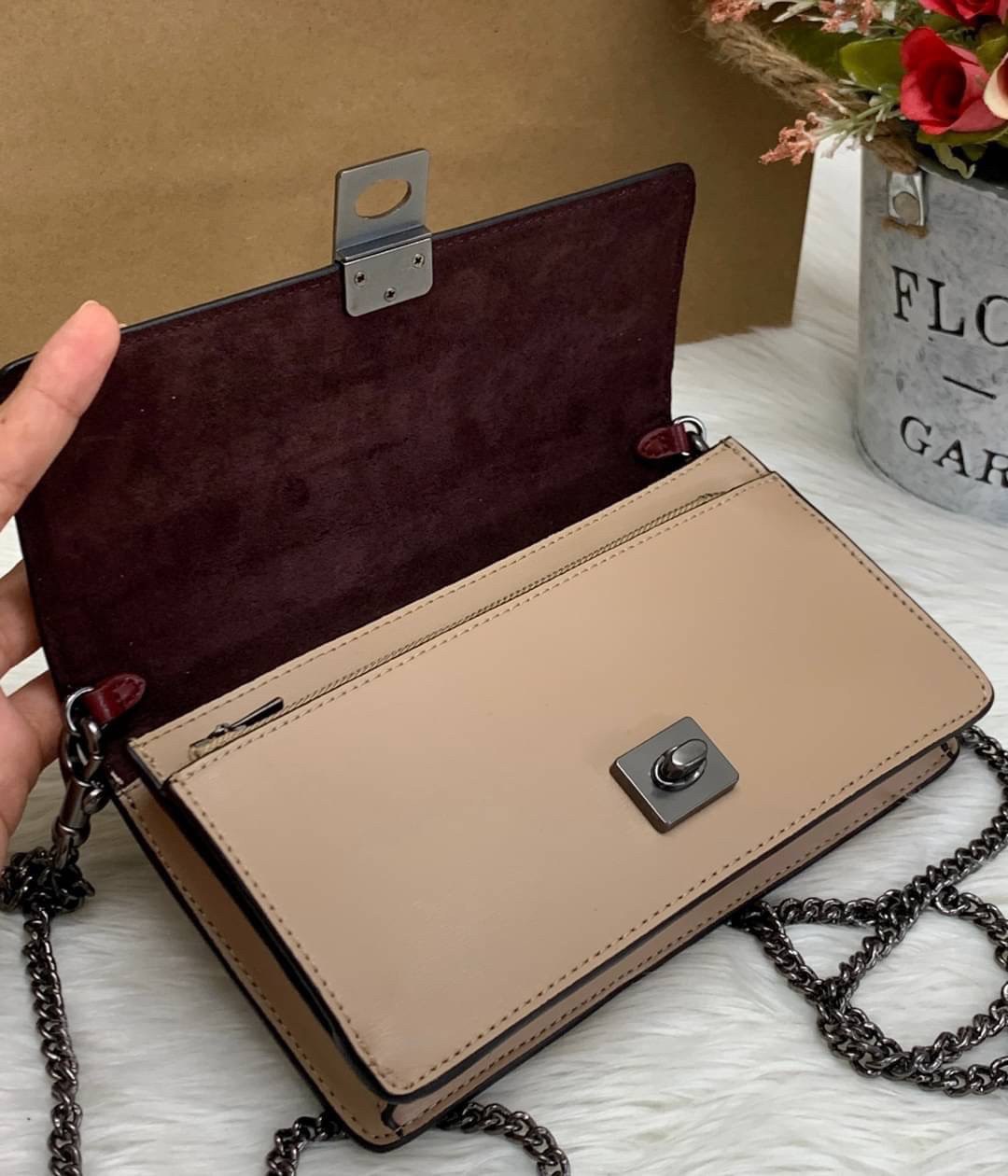 กระเป๋าสะพายไฮโซแบรนด์เนมโค้ชสีดำเบจลายสานหนังแท้ Coach Hutton Clutch With Weaving ((3656//802))