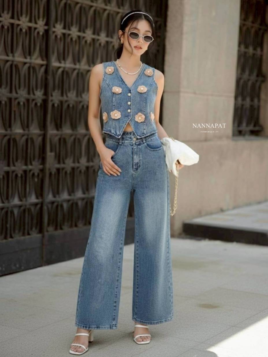 เซ็ทนี้สวยทั้งเสื้อ ทั้งกางเกง ผ้ายีนส์คือที่สุดแล้วค่าา ต้องได้สัมผัสแล้วจะรู้ ชอบความแต่งดอกไม้ของเสื้อ ทำให้ดูมีอะไรมากขึ้น ดูลัคชูมากขึ้น ตัวดอกไม้ถอดได้นะคะ แล้วดูทรงกางเกง คือสวยมาก สวยตาแตก ใส่ไปไหน ใครก็ต้องเหลียว สาวสายยีนส์ ไม่ได้ชุดนี้คือพลาดมา