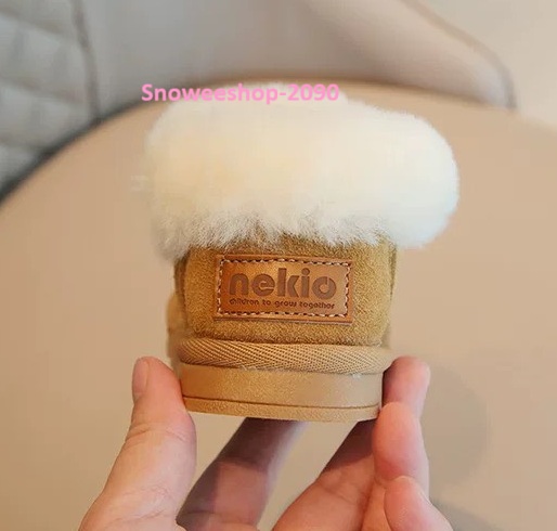 บู๊ตบุขน อุ่น นิ่ม เดินไม่ลื่น ไซส์ 15-25 สำหรับอายุประมาณ 1-3 ขวบ มีให้เลือก 3 สีละมุน น่ารักทุกสีเลย รองเท้าบู๊ตกันหนาวสำหรับเด็กเล็ก บุขนฟูทั้งตัว นุ่ม อบอุ่น ไม่บาดผิว สวมง่ายด้วยซิปข้าง แม่ไม่ต้องเหนื่อยใส่ให้นานเลยบู๊ตบุขน อุ่น นิ่ม เดินไม่ลื่น ไซส์