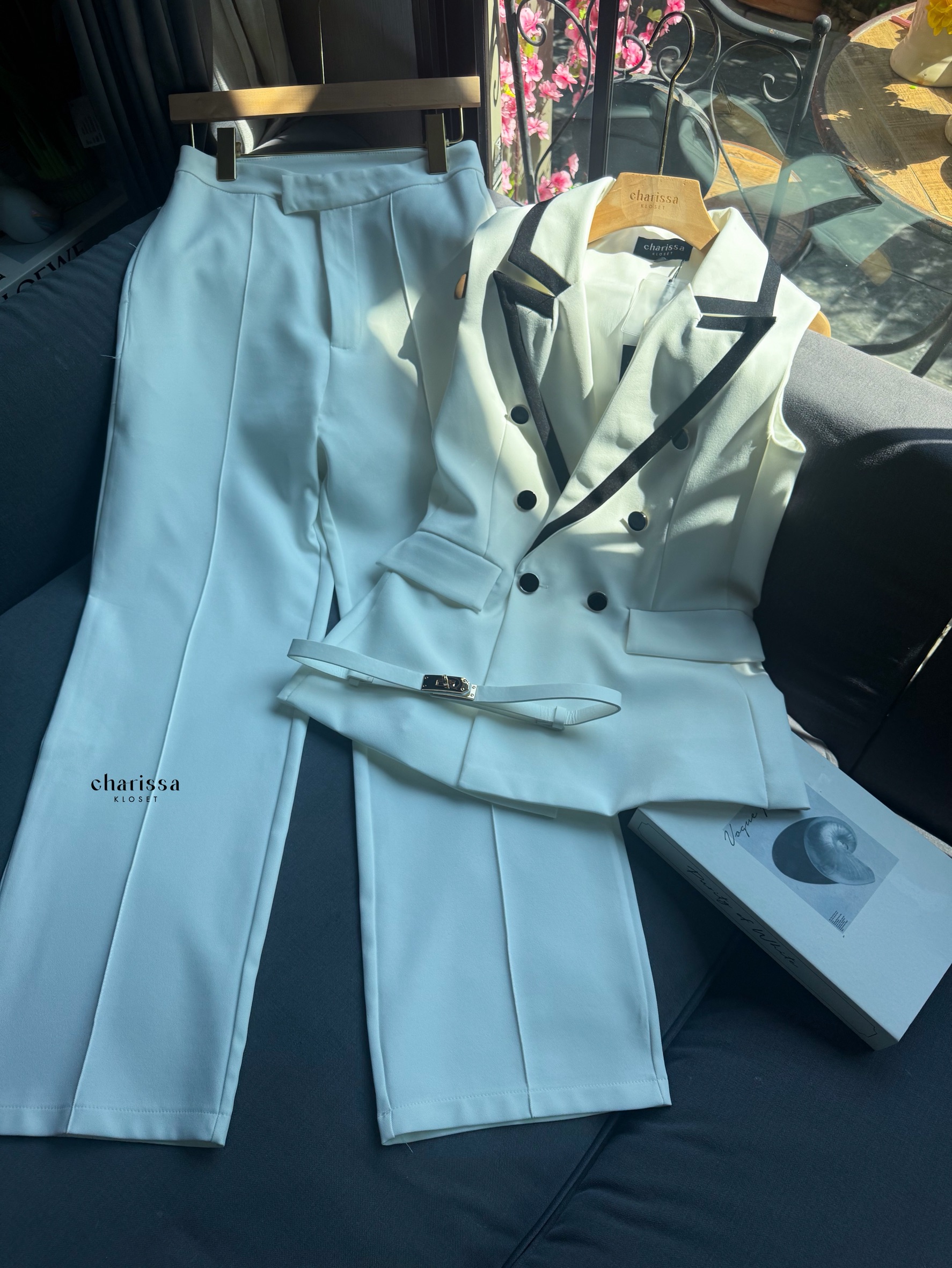 Tag: CHARISSA KLOSET 📌เซ็ท 3 ชิ้น: เสื้อแขนกุด+กางเกง+เข็มขัด ชุดเซ็ตกางเกงและเสื้อกั๊กสูททรงเท่ ทรงสวย เข้ารูปพอดีตัว เนื้อผ้าพรีเมียม ใส่สบาย ยับยาก เพิ่มเสน่ห์ด้วยดีเทลขอบตัดสีตัดกันอย่างมีระดับ 🤎🤍 ดีไซน์ double-breasted เรียบหร