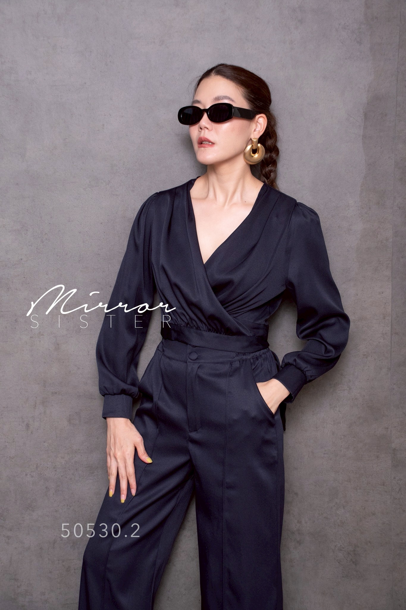 Mirrorsister’s Wrap Luxe Power Set•• เซ็ตเสื้อและกางเกงขายาว ที่ผสมผสานความเฟมินีนและความมั่นใจในลุคเดียว • เสื้อทรงคอปาดไขว้ (wrap) ช่วยเก็บทรงและเพิ่มเสน่ห์อย่างมีระดับ