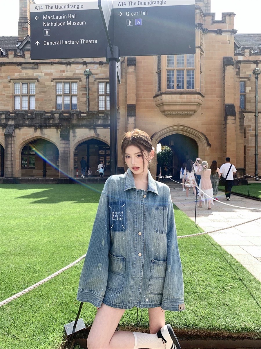 Set เสื้อยีนเบลเซอร์ยีนแขนยาว กระเป๋าหน้า3 เป๋าจุกๆ มีฟอกสีเข้มเป็นกระเป๋าหลอกดูเก๋มาก แมตกางเกงขาสั้นเข้าเซ็ตให้ด้วยย ใช้ผ้ายีนลายทางฟอกเข้มอ่อน และทำสีสะบัดๆ เท่มากก ใส่แล้วลุคนี้ดูเป็นสายแฟมากค้า ที่สำคัญจับแมตได้หลายลุค ตัวแม่ห้ามพลาดเลยย #251356