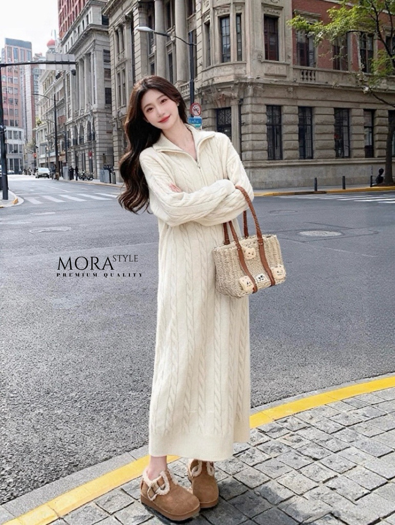 เดรสไหมพรหมแขนยาว คอเต่า เนื้อผ้านุ่มใส่สบาย ปักโลโก้ด้านหน้า มีซิปรูด เป็นอีกหนึ่งคอลเลคชั่นแนะนำสำหรับหนาวนี้เลยค่าา