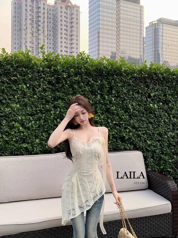 Tag: LAILA Detail: Set เสื้อ+กางเกง เสื้อทรงสายเดี่ยวงานแต่งฉลุลูกไม้แน่นๆทั้งตัวทรงเฉลียงข้างปล่อย ชายระบายตัดต่อเย็บอย่างดี งานดีไซน์แต่งเข็มกลัดดอกสีเดียวกับเสื้อ มาพร้อมกางเกงทรงขาม้า ฟอกสีสนิมเข้ม งานยีนส์นำเข้า💯 แต่งกระเป๋าสองข้าง สามารถใช้ง