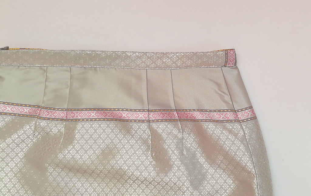 ผ้าถุงไหมสำเร็จรูป (สีเทา ลายสุโขทัย) งานตัดเย็บประณีต อัดผ้ากาวตามสีของผ้าถุง เนื้องานดีเกรด A (รอบเอว 28 นิ้ว)