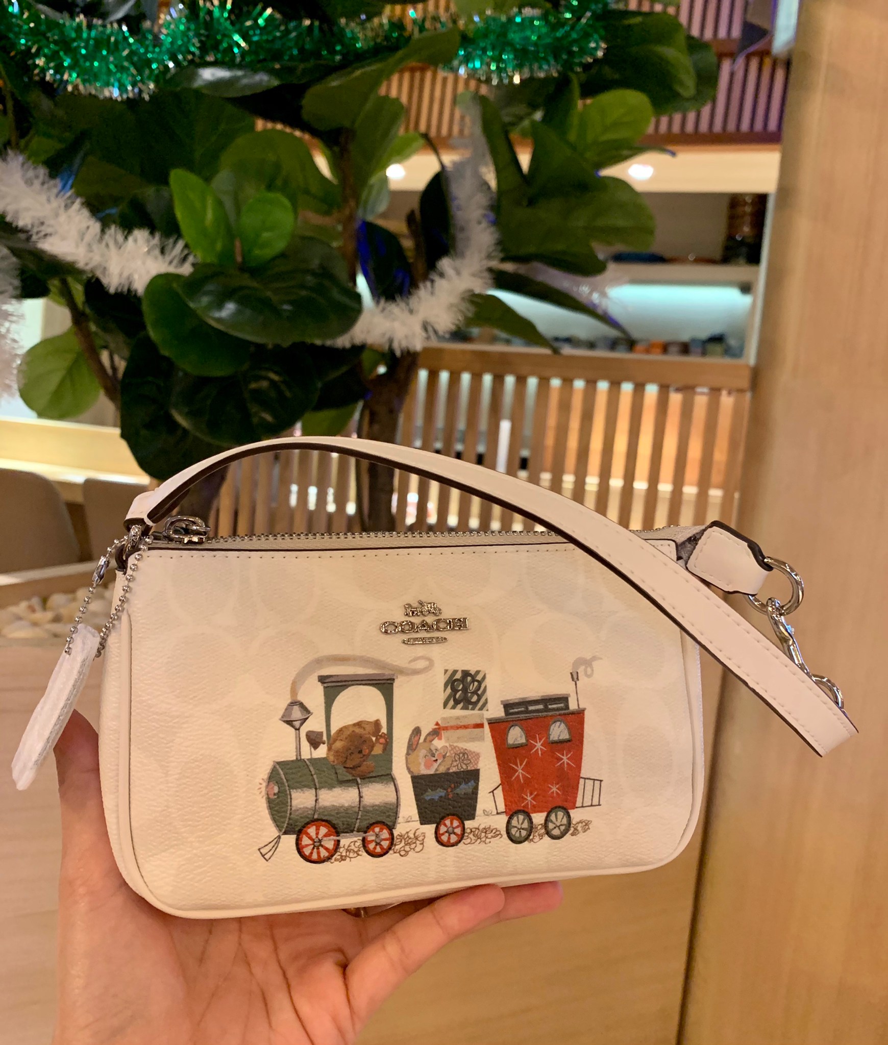 กระเป๋าสะพายไฮโซน่ารักลายคริสมาตร์ แบรนด์เนมโค้ชสีขาวลายC COACH NOLITA HANDBAG