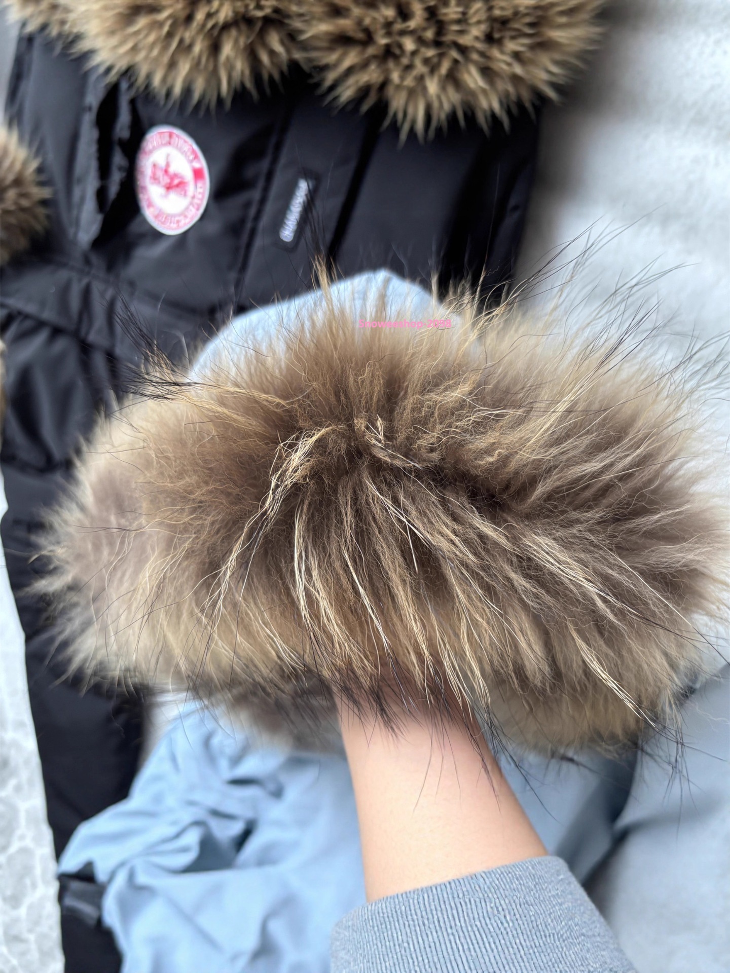 ลมหนาวก็ไม่กลัว…เด็กใส่แล้วอุ่นมาก สื้อกันหนาวสไตล์แคนาดากูส มีฮู้ดกันลม–กันน้ำ–กันหิมะ ใส่เที่ยวเมืองนอกได้สบาย มีไซส์ 80–150 cm และ 3 สีสุดคิ้วท์ ครบทุกลุค