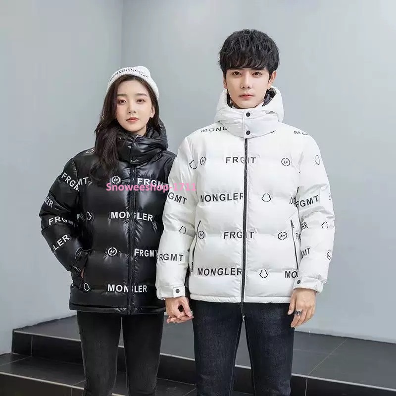Down Jacket เสื้อกันหนาวขนเป็ดสังเคราะห์สไตล์มองแคลร์ เสื้อกันหนาวคู่รัก ใส่เป็นคู่ ใส่เป็นทีม ทรงเบสิคเรียบหรู ผ้าเคลือบสารสะท้อนหยดน้ำ กันหนาว กันลม กันหิมะ หมวกฮู้ดถอดแยกได้ มี 2 สี