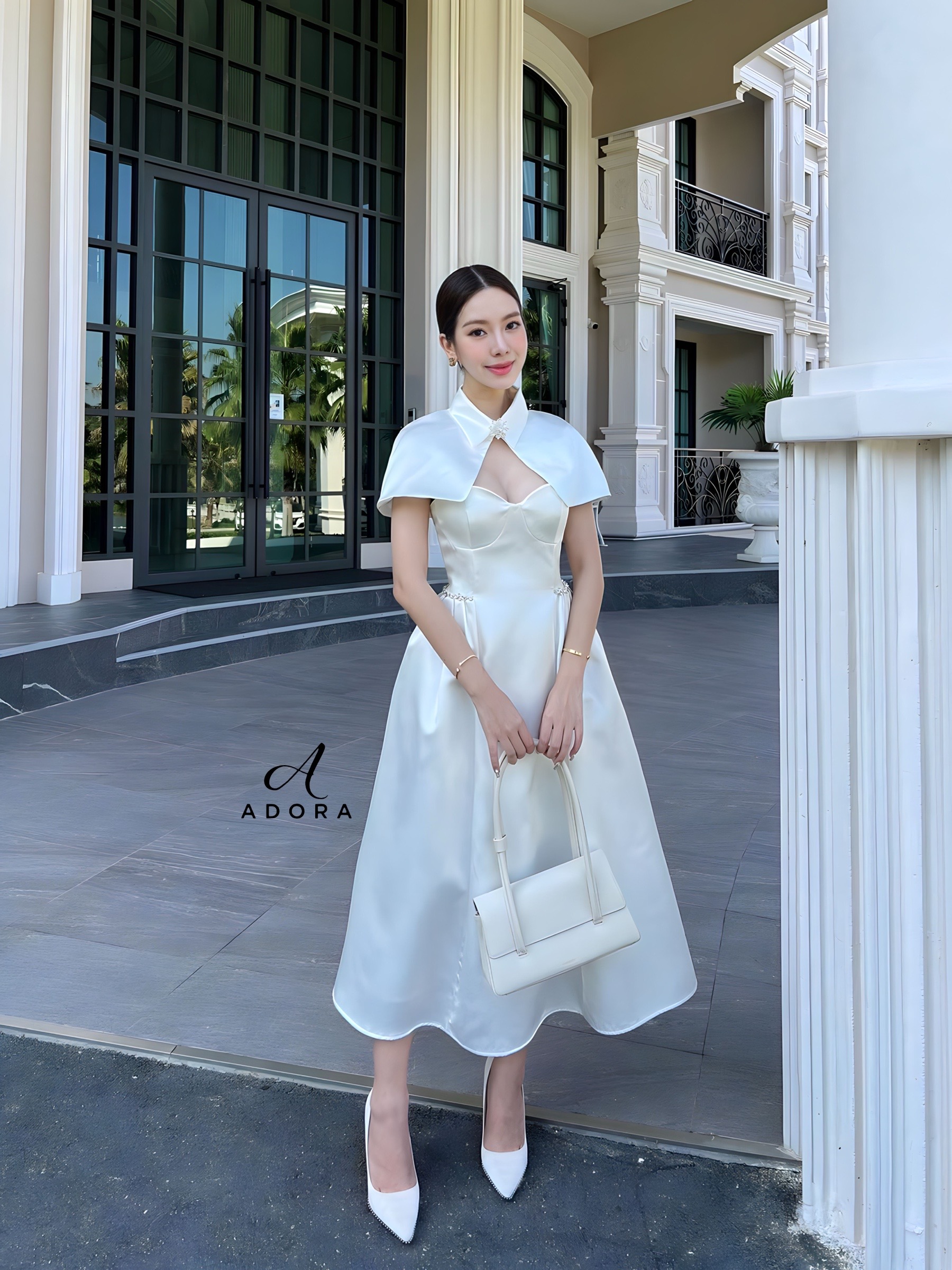 เดรสสีขาวคอกลม เหมือนใส่2ชิ้น ช่วงอกแต่งกระดุมเพชร อกเสริมฟองน้ำ ซับในอย่างดี มีซิปหลัง ผ้าดีมีน้ำหนัก ผ้าสวยมากๆคะ อัดกาวทั้งชุด เรียบหรูดูดี ใส่งานบุญ งานบวช เข้าพรรษา รับประกันว่าดูดีผู้ดีสุดๆ ชุดนี้ห้ามพลาดต้องมีติดตู้ไว้เลย