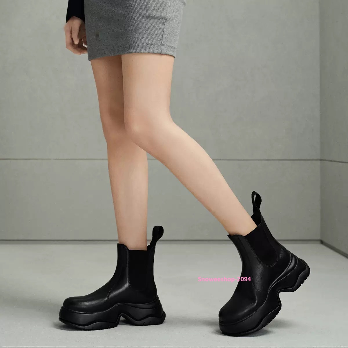 รองเท้าบูทที่เกิดมาเพื่อทริปหนาวและลุคเท่แบบไม่พยายาม สวมสบาย เดินทั้งวันก็ไม่เมื่อย พื้นหนาเก็บความอุ่น ส้นมั่นคง เดินบนหิมะก็เอาอยู จะไปทำงานก็ได้ จะไปเที่ยวก็ดี แมทช์กับโค้ทคือสวยจึ้งมาก 2 สี ไซส์ผู้หญิง 32-40 ทรงหัวมนสปอร์ต