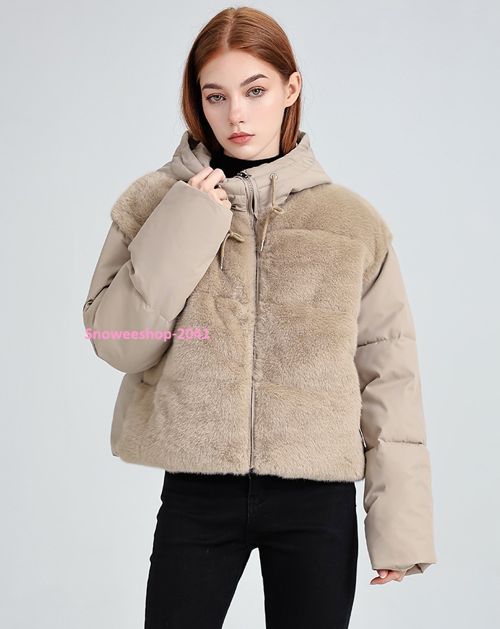 ดาวน์แจ็คเก็ตผู้หญิงแต่งขนเฟอร์สุดหรู ใส่แล้วอุ่นและสวยมีคลาส ฮู้ดขนเฟอร์นุ่มนิ่ม เพิ่มความชิค เสื้อหนา อบอุ่น ลมแรง หิมะตกก็เอาอยู่ แมทช์ง่าย เข้ากับทุกลุคสายแฟ มีให้เลือก 4 เฉดสีสวยละมุน