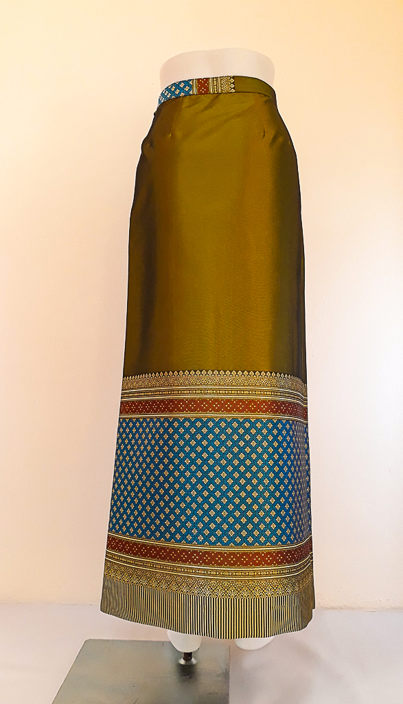 ผ้าถุงไหมสำเร็จรูป (สีเขียวปีกแมลงทับ) งานตัดเย็บประณีต อัดผ้ากาวตามสีของผ้าถุง เนื้องานดีเกรด A (รอบเอว 30 นิ้ว)