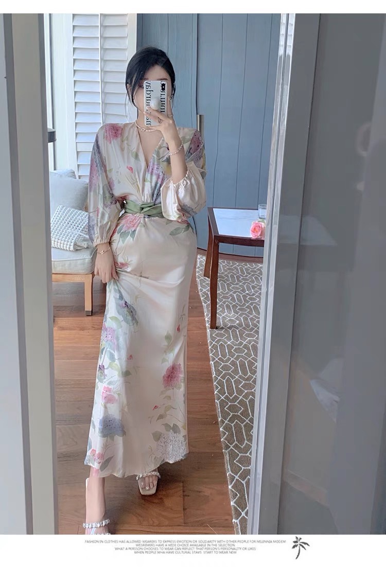เดรสยาว ผ้าซาตินสีครีมปริ๊นลายดอก คอวีเว้าลึก แขนทรงค้างคาวปลายจั้ม ซิปซ่อนหลัง ชุดดีไซส์ทรงกิโมโนสาวญี่ปุ่น สวยหวานน่ารักมากๆคะ งานนำเข้า Premium Qualityคั๊ตติ๊งเนี๊ยบคุณภาพดีใส่สวยกระชับ