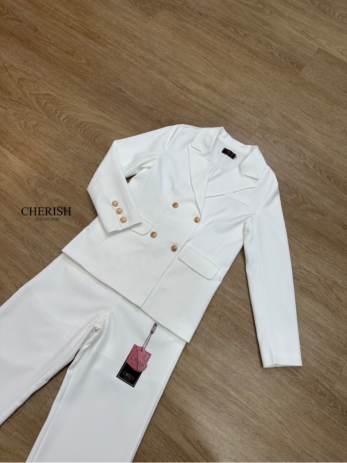 Setsuit เสื้อ+กางเกง ลุค CEO เรียบหรู ดูทันสมัย ทรงสวย ใช้ผ้าดี ใส่สบาย ตัวเสื้อสูทแต่งกระดุมทองมีกระเป๋า พร้อมซับในทั้งตัว มาพร้อมกับกางเกงขากระบอก มีกระเป๋า 2 ข้าง เซตนี้จะใส่ทำงาน หรือออกงานดูดีสุดๆค่ะ